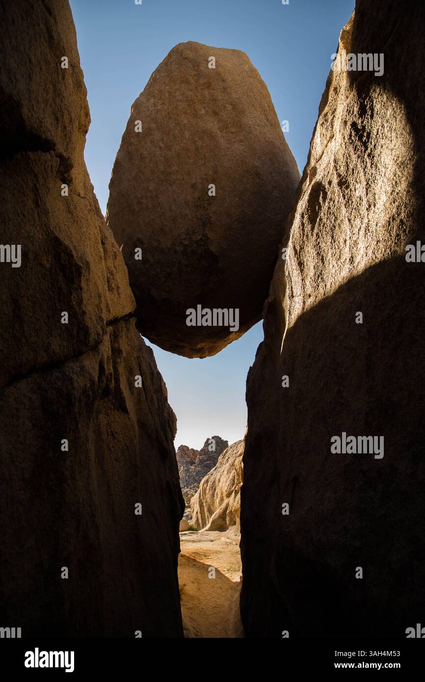 16 juillet 2014 - California, U. S - Un énorme oeuf de granit est suspendu dans une veine profonde coupée par les forces de l'eau et du temps. (Crédit image : © Joshua Thaisen/ZUMA Wire/ZUMAPRESS.com) Banque D'Images