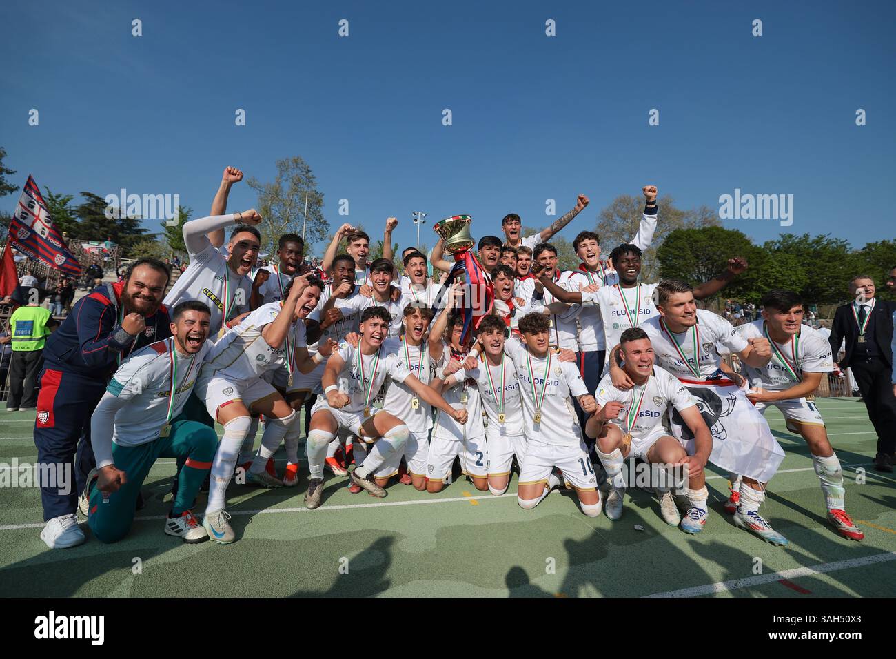 Milan, Italie. 9 avril 2025. Les joueurs et le personnel de Cagliari Calcio célèbrent avec le trophée après la victoire 3-0 dans le match Coppa Italia à l'Arena Civica Gianni Brera, Milan. Le crédit photo devrait se lire : Jonathan Moscrop/Sportimage crédit : Sportimage Ltd/Alamy Live News Banque D'Images