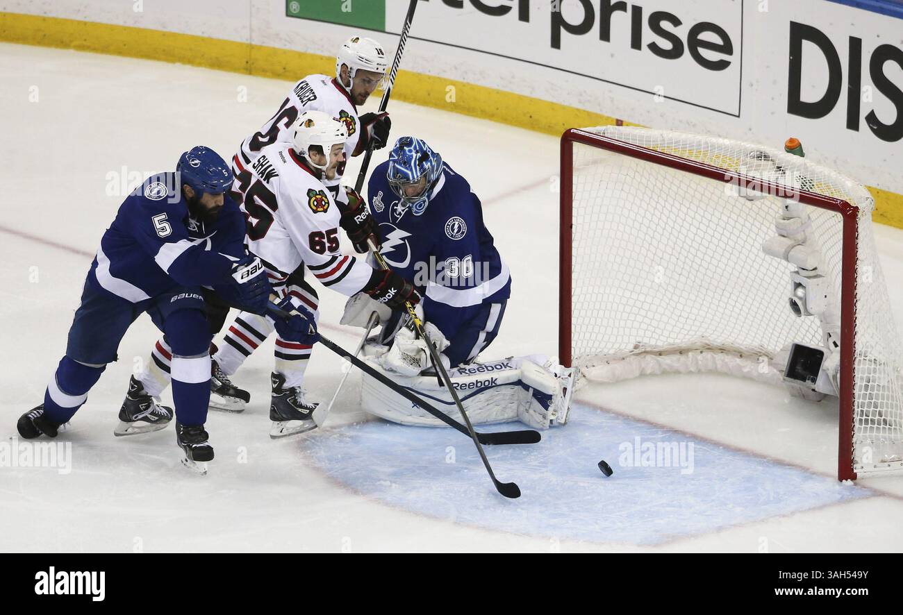 6 juin 2015 - Tampa, FL, États-Unis - Andrew Shaw (65) des Blackhawks de Chicago passe la rondelle devant le gardien des Lightning de Tampa Bay Ben Bishop (30) pour marquer en deuxième période lors du deuxième match de la finale de la Coupe Stanley à l'Amalie Arena de Tampa, Floride, le samedi 6 juin 2015. (Crédit image : © Douglas R. Clifford/TNS/ZUMA Wire) Banque D'Images