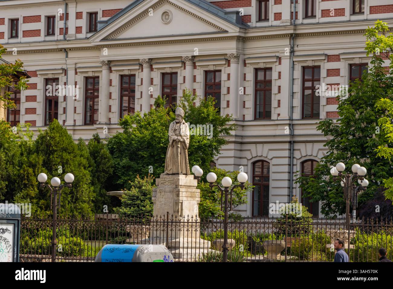 BUCAREST, ROUMANIE. Statue de Mihail Cantacuzino, fondateur du plus ancien hôpital de Bucarest et du monastère de Coltea. Sculpture de Karl Storck. Banque D'Images