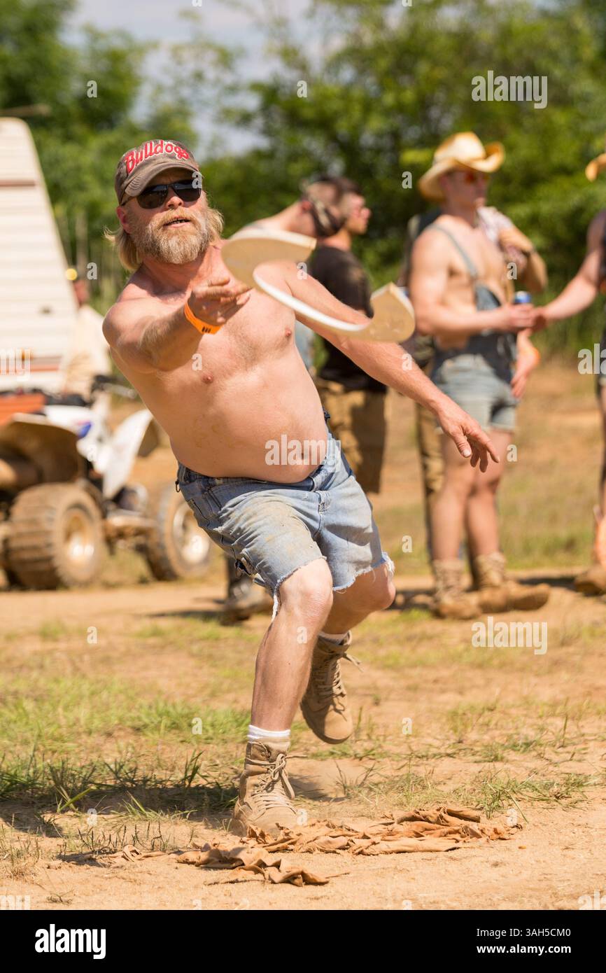 2 mai 2015 - Augusta, GA, États-Unis - Un concurrent lance un siège de toilette dans le concours de fer à cheval Red Neck lors des championnats nationaux Red Neck 2015 le 2 mai 2015 à Augusta, Géorgie. Des centaines de personnes se sont jointes à une journée de sport et d'activités à la campagne. (Crédit image : © Richard Ellis/ZUMA Wire) Banque D'Images