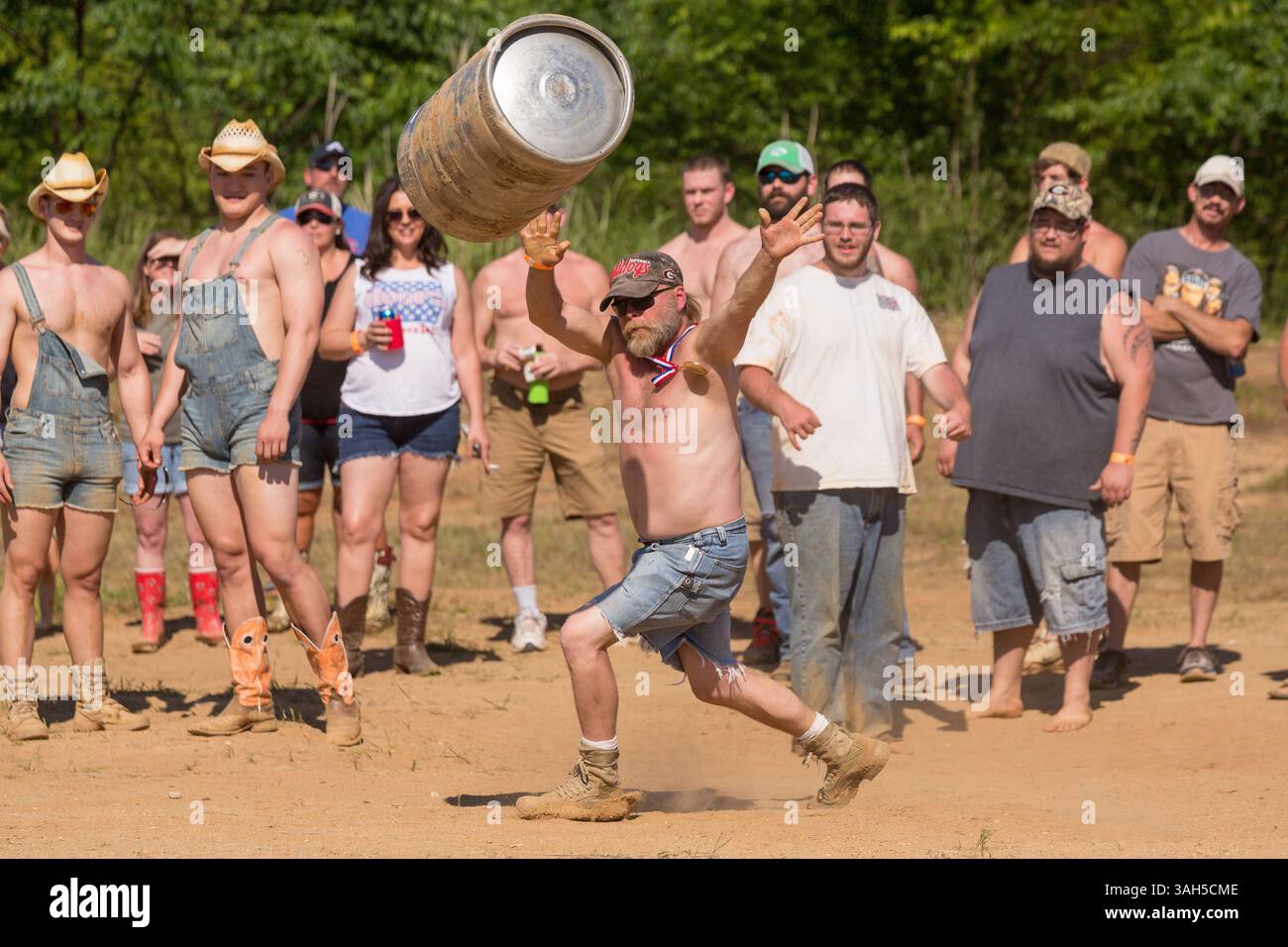 2 mai 2015 - Augusta, GA, États-Unis - Un concurrent lance un baril de bière lors des championnats nationaux 2015 Red Neck le 2 mai 2015 à Augusta, Géorgie. Des centaines de personnes se sont jointes à une journée de sport et d'activités à la campagne. (Crédit image : © Richard Ellis/ZUMA Wire) Banque D'Images