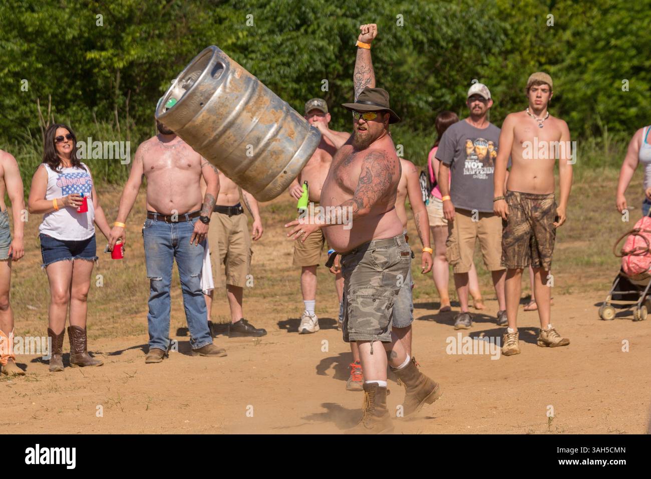 2 mai 2015 - Augusta, GA, États-Unis - Un concurrent lance un baril de bière lors des championnats nationaux 2015 Red Neck le 2 mai 2015 à Augusta, Géorgie. Des centaines de personnes se sont jointes à une journée de sport et d'activités à la campagne. (Crédit image : © Richard Ellis/ZUMA Wire) Banque D'Images