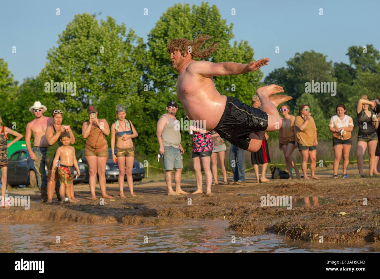 2 mai 2015 - Augusta, GA, États-Unis - Le ventre D'un concurrent se met à flotter dans un trou d'eau boueux lors de la compétition de plongée aux Championnats nationaux Red Neck 2015 le 2 mai 2015 à Augusta, Géorgie. Des centaines de personnes se sont jointes à une journée de sport et d'activités à la campagne. (Crédit image : © Richard Ellis/ZUMA Wire) Banque D'Images