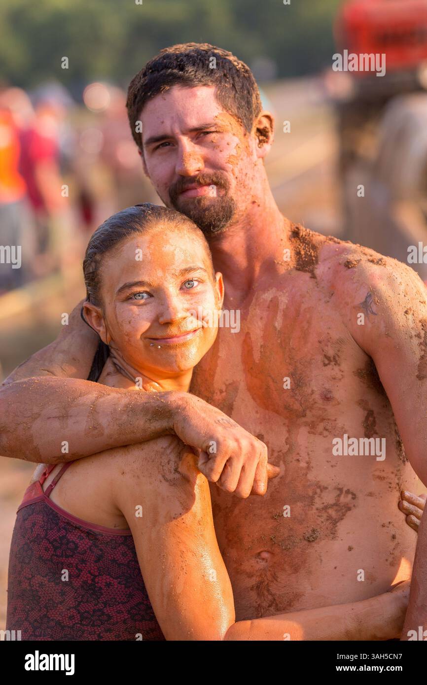 2 mai 2015 - Augusta, GA, États-Unis - Un couple boueux aux championnats nationaux Red Neck 2015 le 2 mai 2015 à Augusta, Géorgie. Des centaines de personnes se sont jointes à une journée de sport et d'activités à la campagne. (Crédit image : © Richard Ellis/ZUMA Wire) Banque D'Images