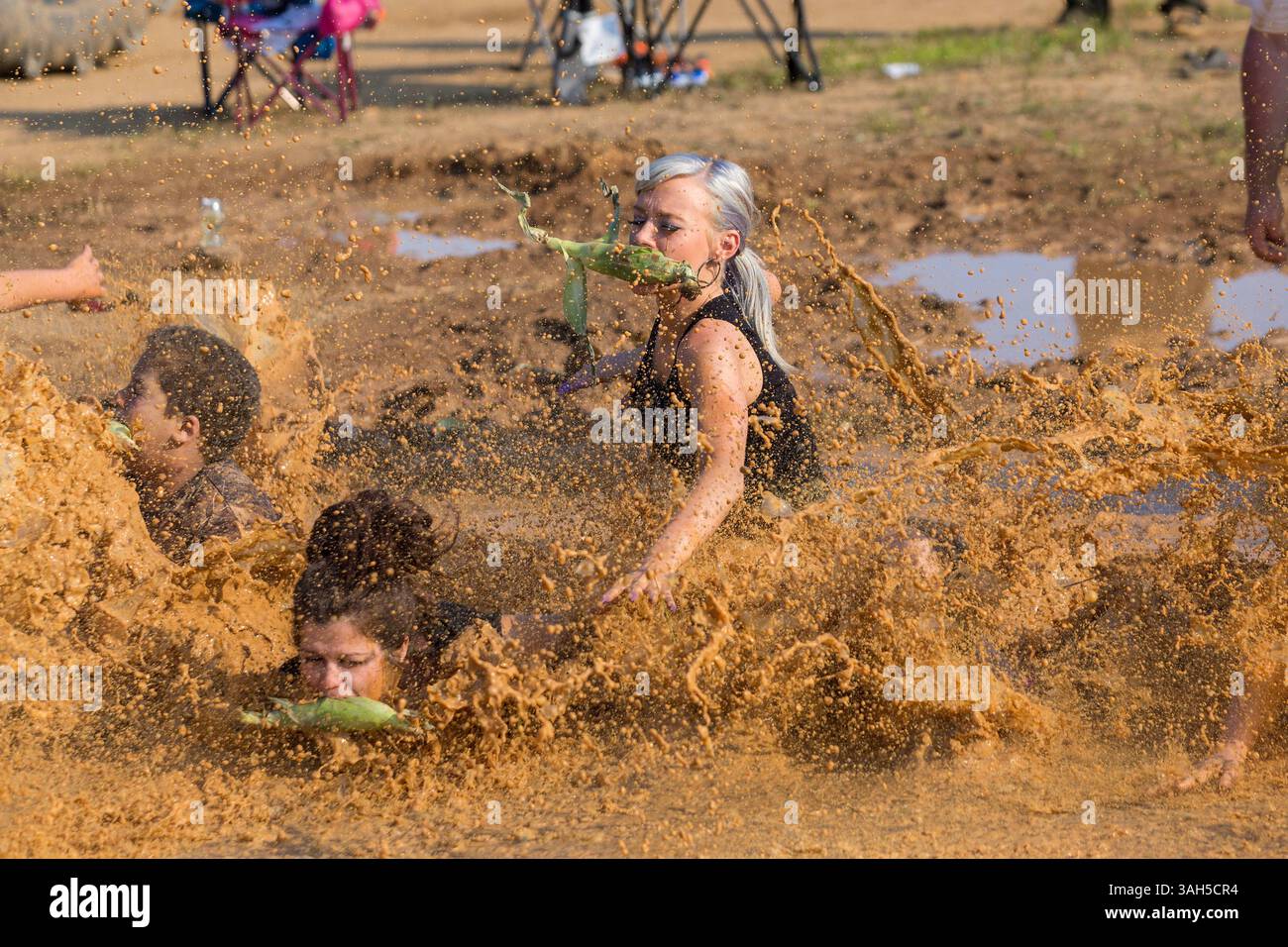 2 mai 2015 - Augusta, GA, États-Unis - Brittney Austin de l'émission de télé-réalité Myrtle Manor saute dans un trou d'eau boueux lors d'une course aux championnats nationaux Red Neck 2015 le 2 mai 2015 à Augusta, Géorgie. Des centaines de personnes se sont jointes à une journée de sport et d'activités à la campagne. (Crédit image : © Richard Ellis/ZUMA Wire) Banque D'Images