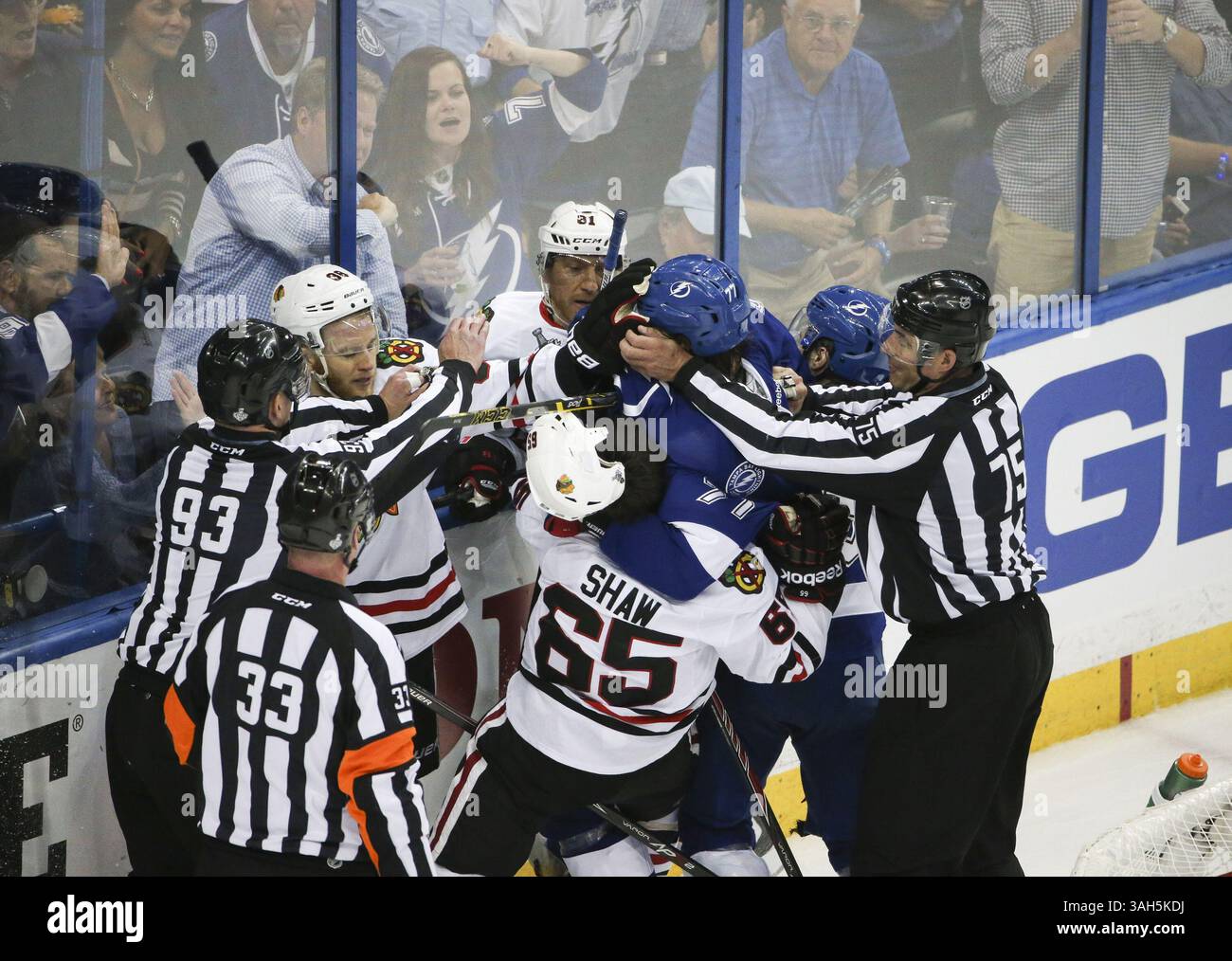 3 juin 2015 - Tampa, FL, États-Unis - Victor Hedman (77) du Lightning de Tampa Bay s'entremêle avec Andrew Shaw (65) des Blackhawks de Chicago en première période du match 1 de la finale de la Coupe Stanley à l'Amalie Arena de Tampa, Floride, le mercredi 3 juin 2015. (Crédit image : © Douglas R. Clifford/TNS/ZUMA Wire) Banque D'Images