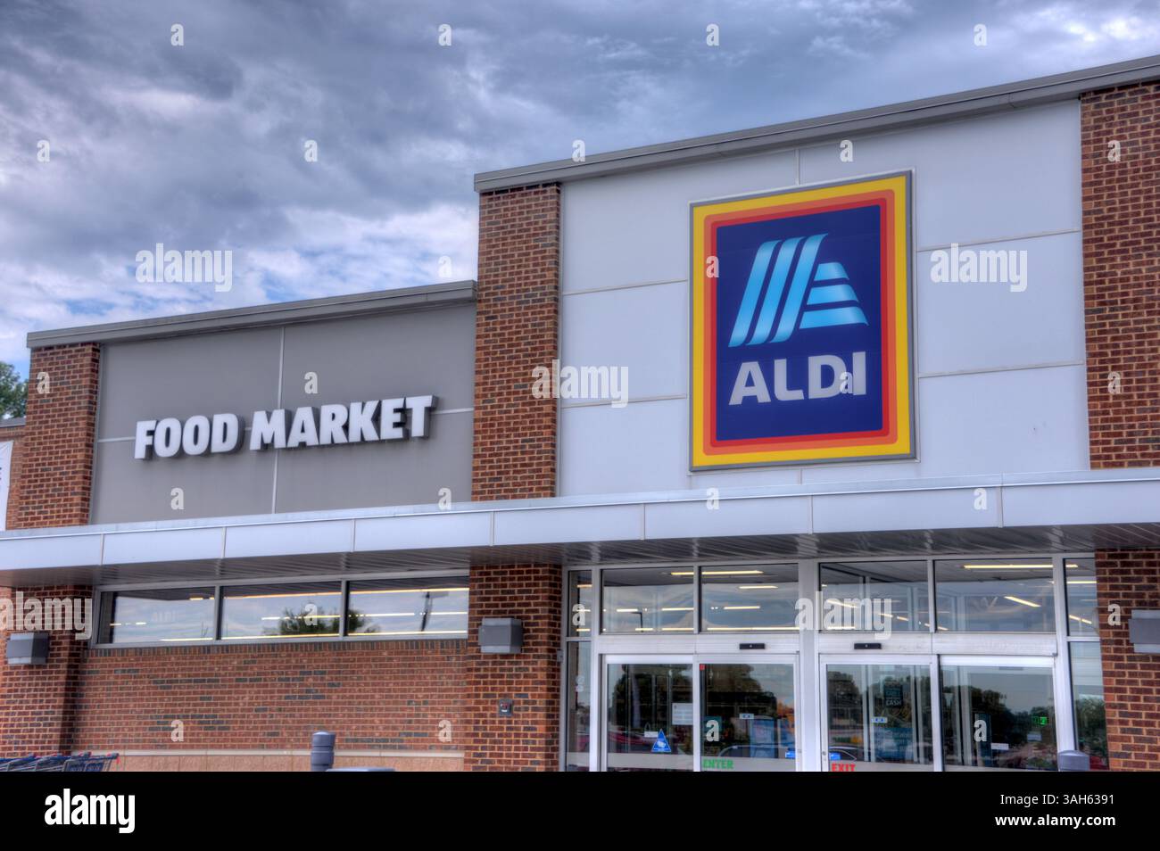 Nixa, Missouri - 6 juin 2024 : Aldi Food Market est l'une des deux épiceries familiales allemandes à rabais internationales. Éditorial. Banque D'Images