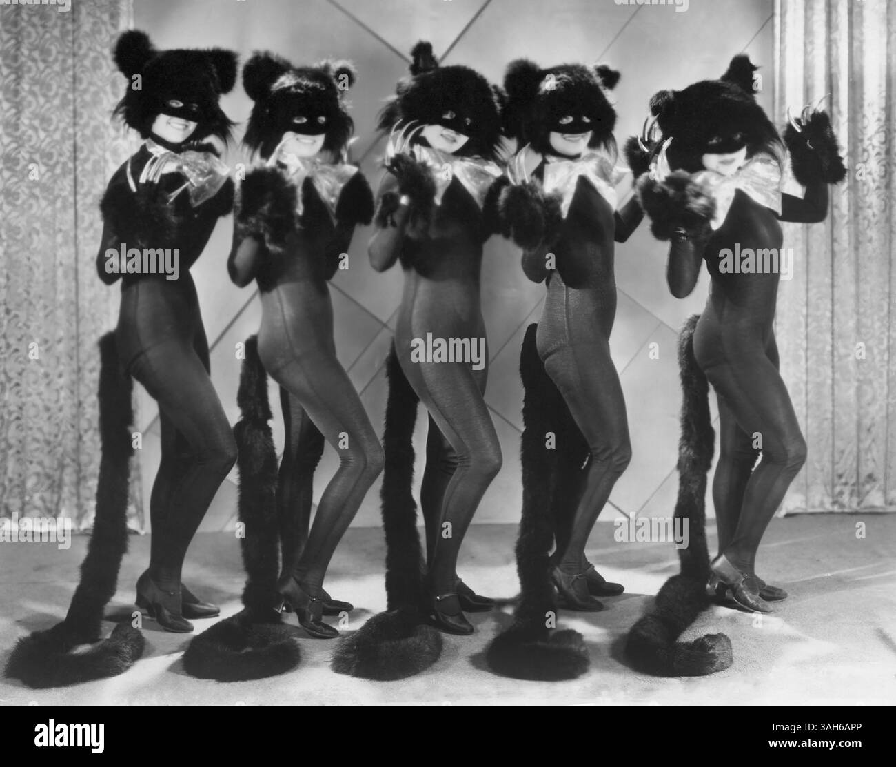 23 fév. 2006 - Chorus Girls en costumes de chat pour la routine 'Cat Walk', sur le plateau du film ''Madame Satan'', 1930 (crédit image : © Glasshouse/ZUMA Wire) Banque D'Images
