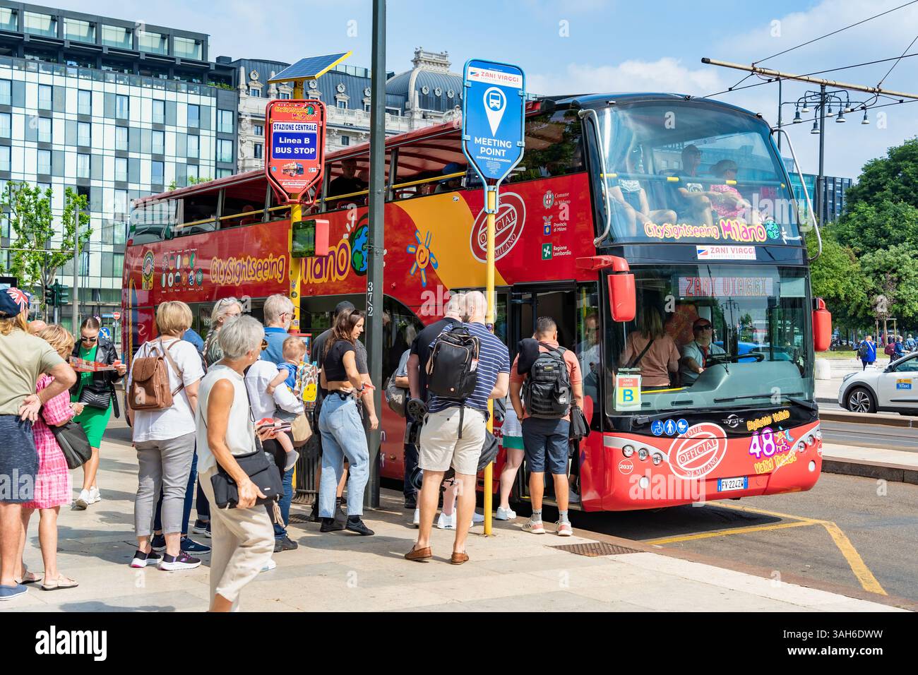 Milan, Italie - 05.14.2024 : bus touristique à arrêts multiples à la Stazione centrale de Milan Banque D'Images