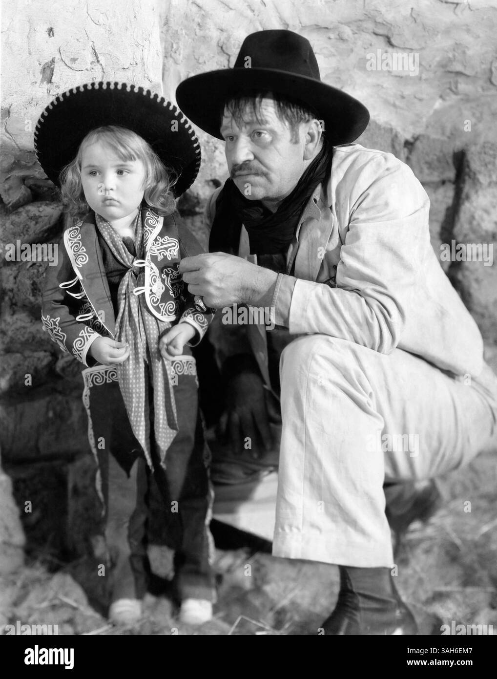 21 mars 2006 - Wallace Beery et sa fille, Carol Ann Beery, sur le plateau du film ''Viva Villa !'', 1934 (crédit image : © Glasshouse/ZUMA Wire) Banque D'Images