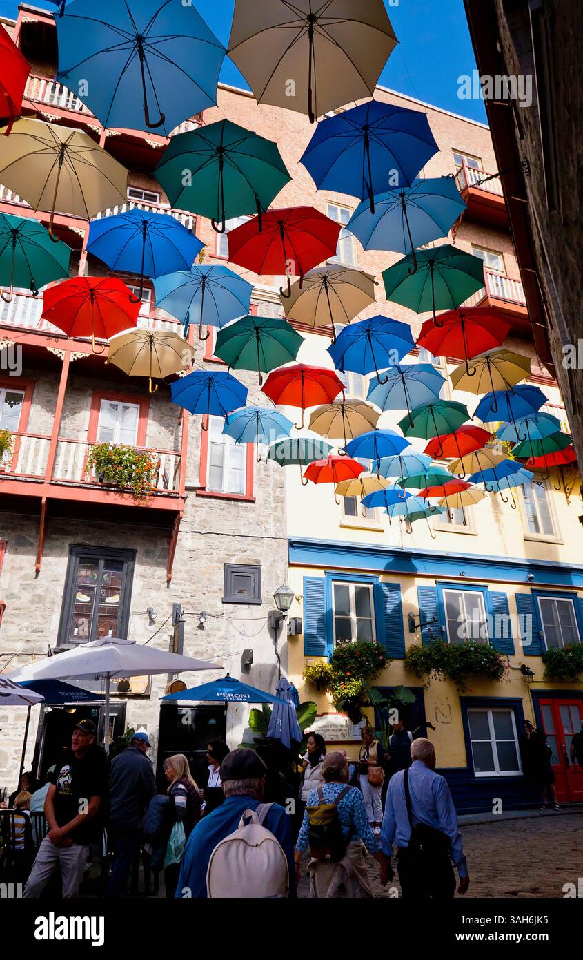 Canada, Province de Québec, ville de Québec, v. Château Frontenac avec les parapluies emblématiques de la rue du Cul-de-sac dans le quartier petit Champlain en basse-ville, ou basse-ville. Banque D'Images