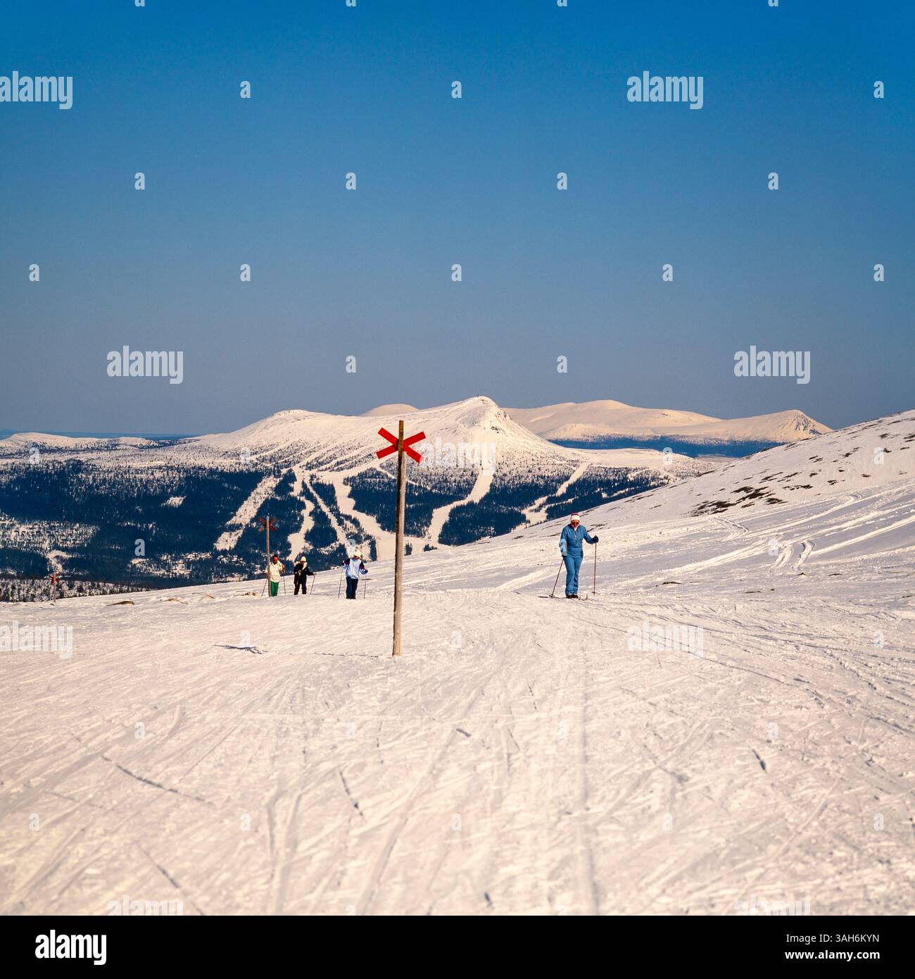 Le ski dans les montagnes suédoises Banque D'Images
