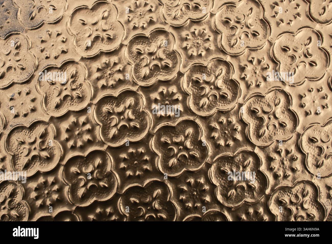 Motif floral peint avec un spray de couleur dorée, toile de fond abstraite Banque D'Images