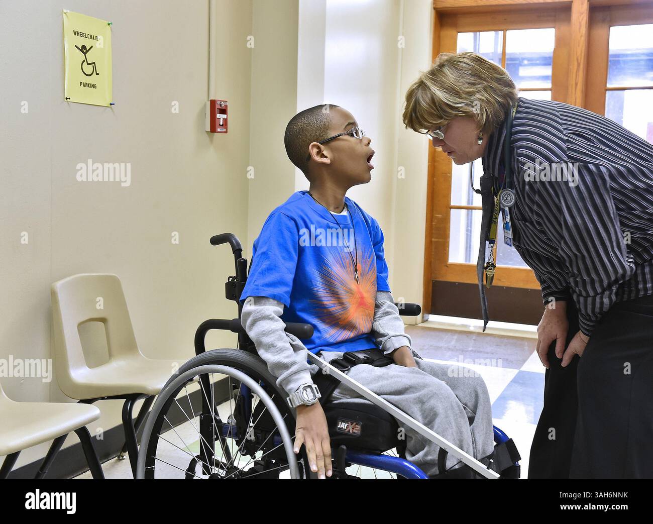 Mars 3, 2015 - Kansas City, MO, USA - Ka'vyea montre Cheryl Orr, infirmière scolaire à Hazel Grove Elementary, où une dent a été enlevée lors d'une visite chez le dentiste plus tôt dans la journée, le 4 mars 2015 à Lee's Summit, Mo. ORR aide Ka'vyea avec certains de ses problèmes médicaux pendant la journée d'école. (Crédit image : © Jill Toyoshiba/TNS/ZUMA Wire) Banque D'Images