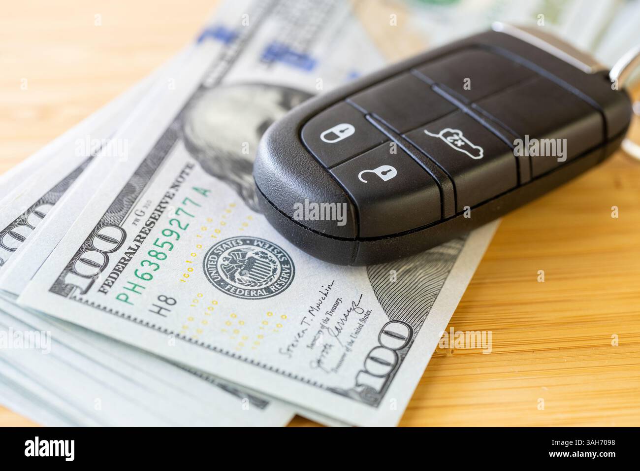 Clés de voiture et dollars américains, concept de transport Banque D'Images