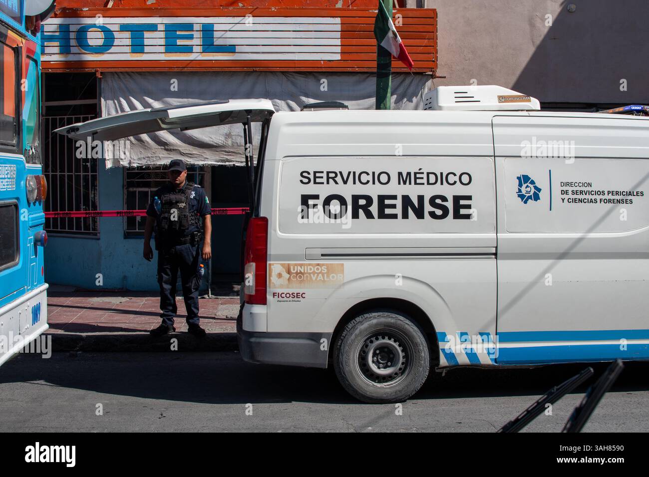 Les enquêteurs légistes travaillent sur les lieux du crime au Mexique, documentant les preuves et sécurisant les zones dans le cadre des enquêtes criminelles officielles. Banque D'Images