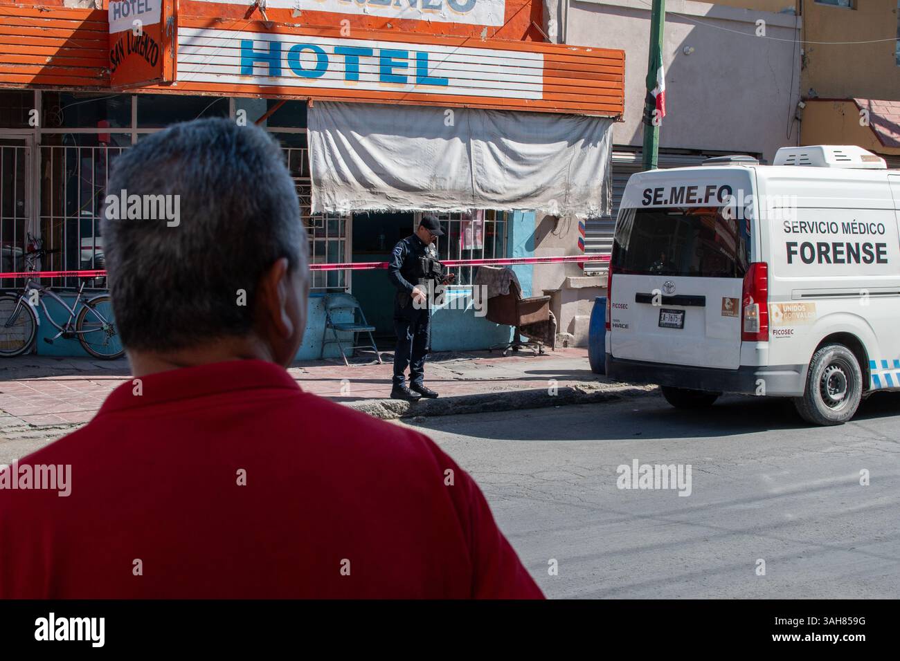 Les enquêteurs légistes travaillent sur les lieux du crime au Mexique, documentant les preuves et sécurisant les zones dans le cadre des enquêtes criminelles officielles. Banque D'Images