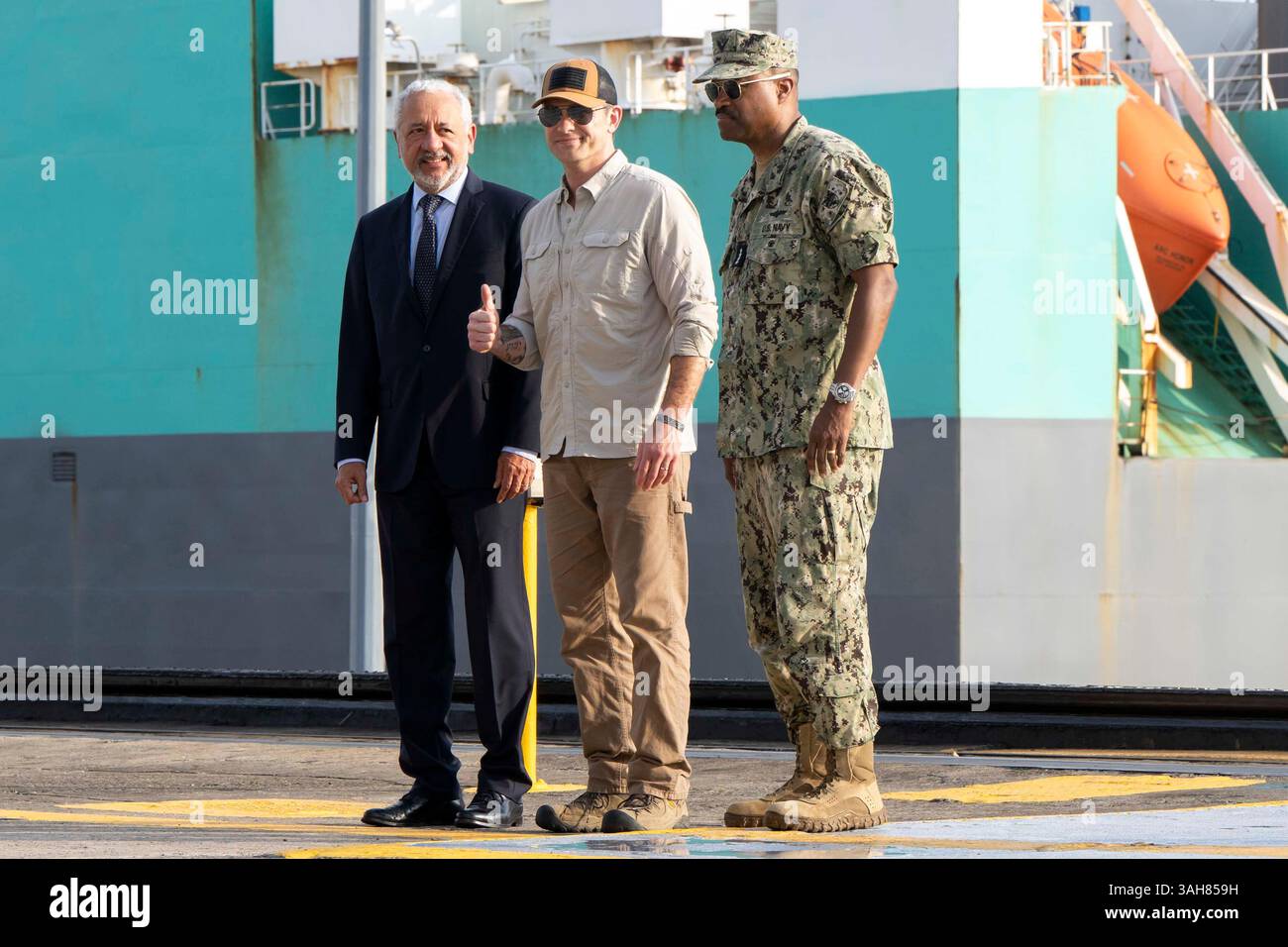 Le secrétaire à la Défense Pete Hegseth visite les écluses de Miraflores à Panama City, Panama, le 8 avril 2025. (Photo du DOD par Madelyn Keech, aviateur senior de l'US Air Force) Banque D'Images