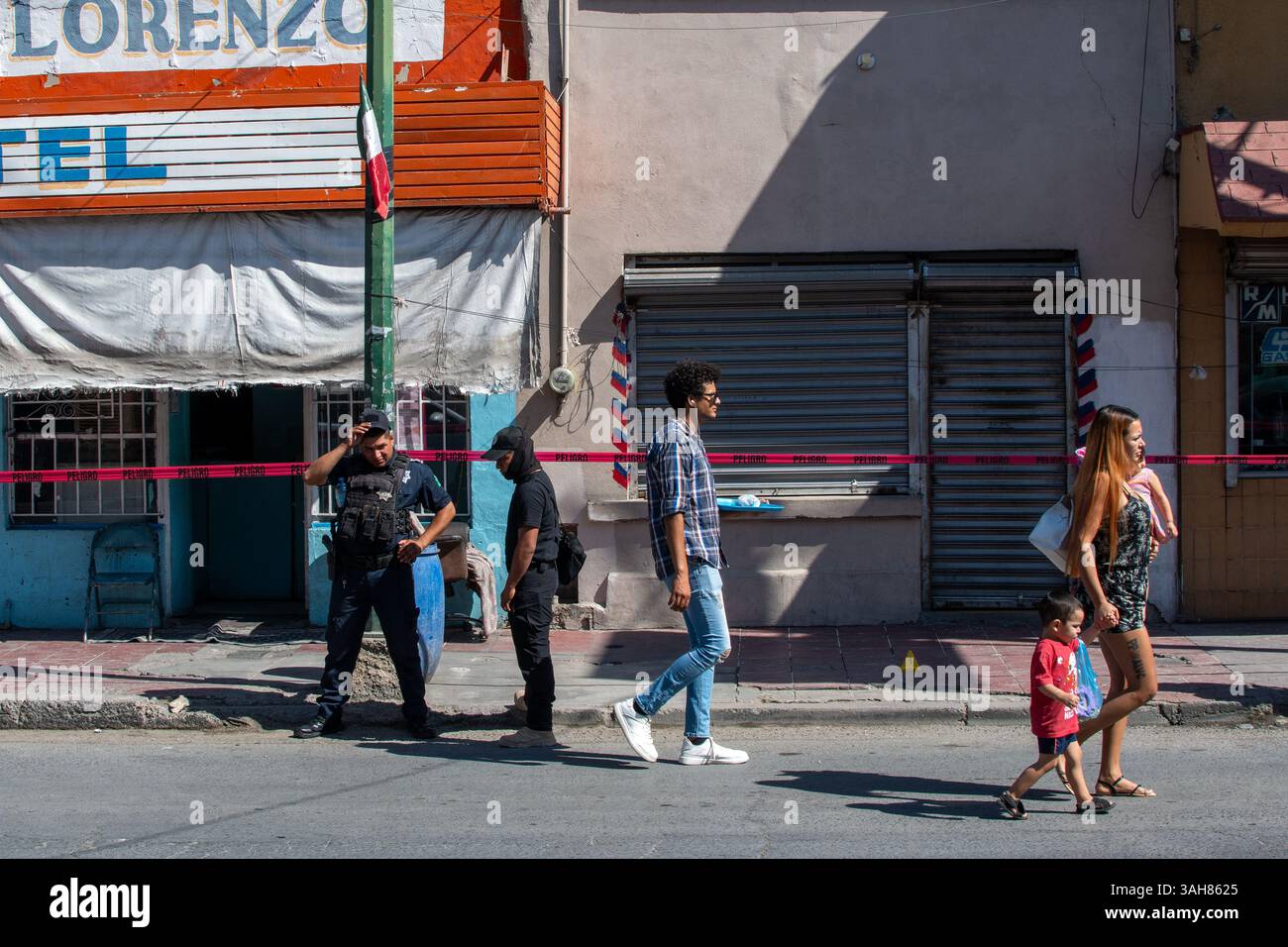 Les enquêteurs légistes travaillent sur les lieux du crime au Mexique, documentant les preuves et sécurisant les zones dans le cadre des enquêtes criminelles officielles. Banque D'Images