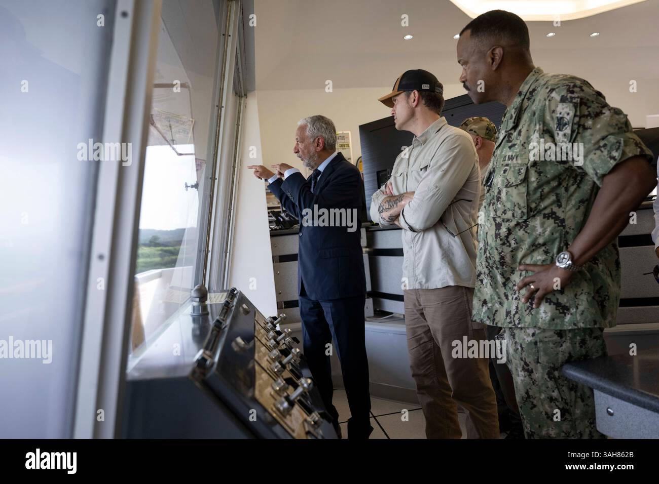 Le secrétaire à la Défense Pete Hegseth visite les écluses de Miraflores à Panama City, Panama, le 8 avril 2025. (Photo du DOD par Madelyn Keech, aviateur senior de l'US Air Force) Banque D'Images