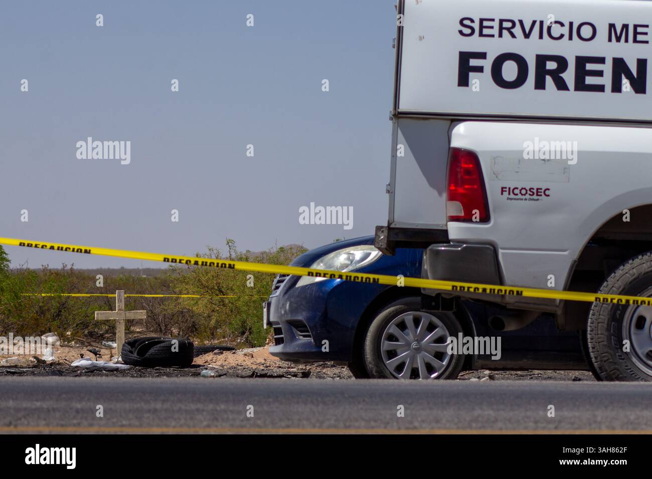 Les enquêteurs légistes travaillent sur les lieux du crime au Mexique, documentant les preuves et sécurisant les zones dans le cadre des enquêtes criminelles officielles. Banque D'Images