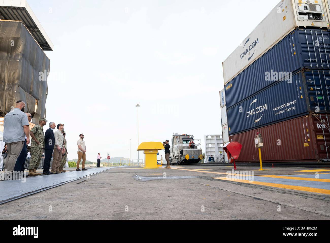 Le secrétaire à la Défense Pete Hegseth visite les écluses de Miraflores à Panama City, Panama, le 8 avril 2025. (Photo du DOD par Madelyn Keech, aviateur senior de l'US Air Force) Banque D'Images