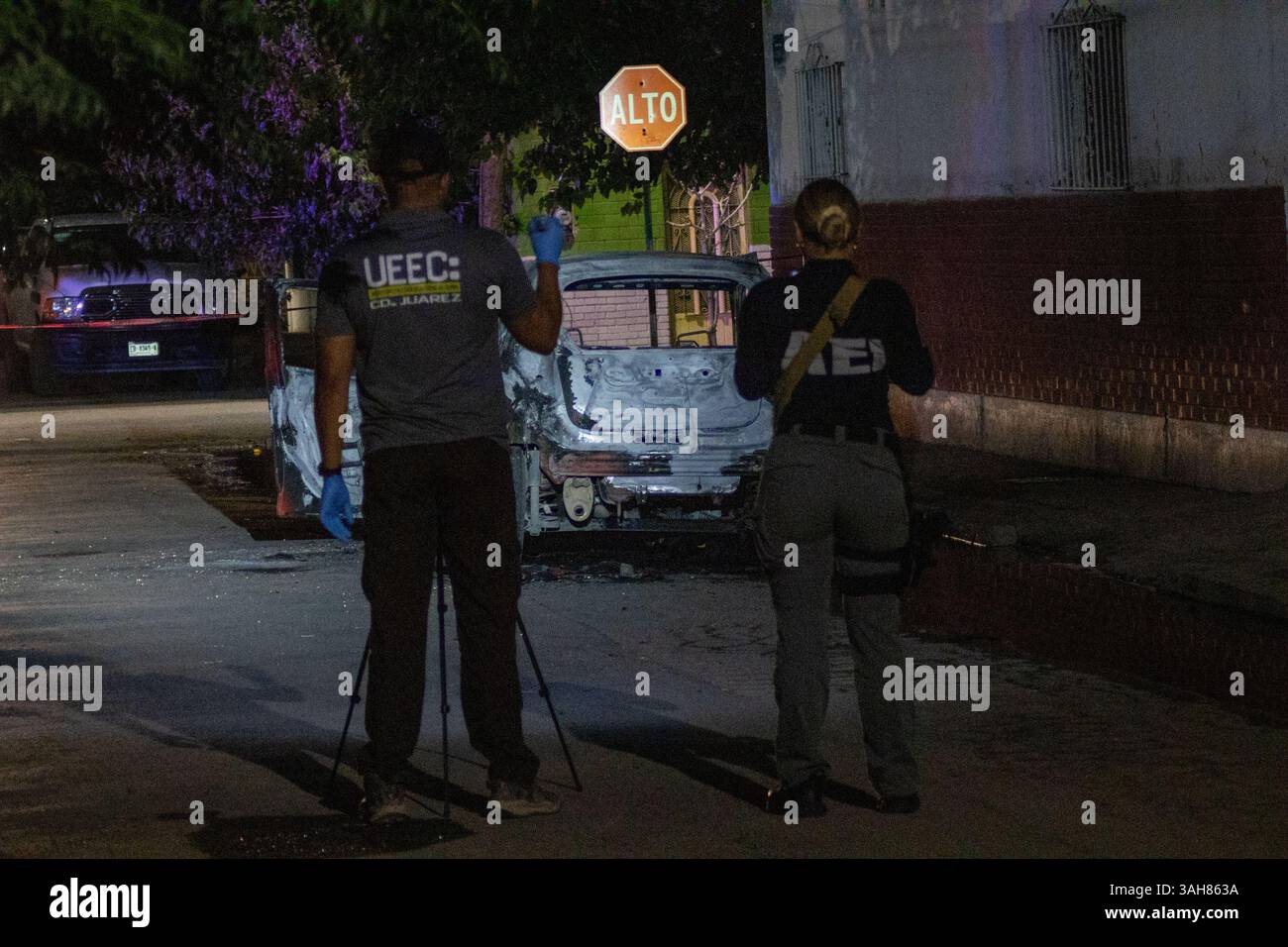 Les enquêteurs légistes travaillent sur les lieux du crime au Mexique, documentant les preuves et sécurisant les zones dans le cadre des enquêtes criminelles officielles. Banque D'Images