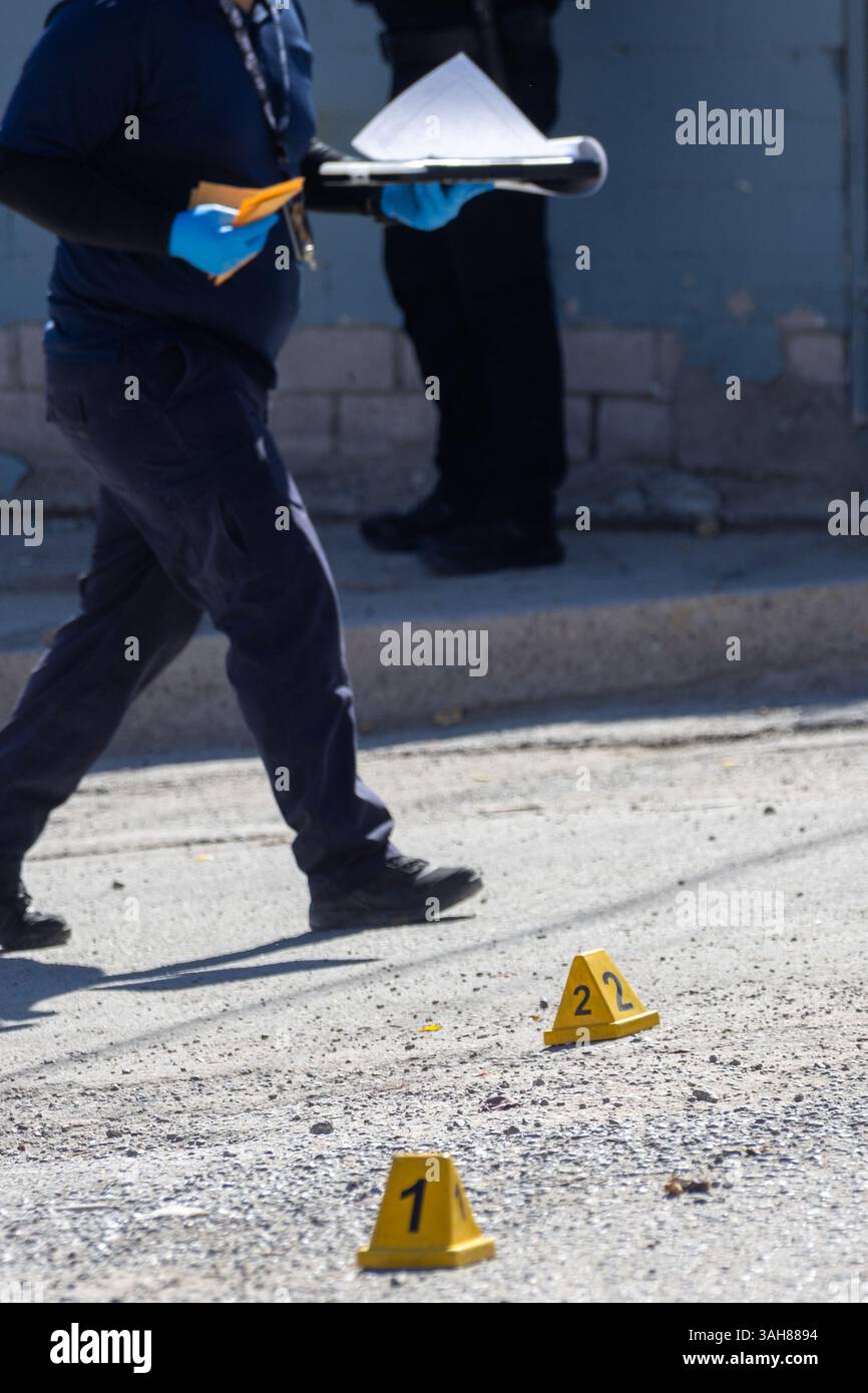 Les enquêteurs légistes travaillent sur les lieux du crime au Mexique, documentant les preuves et sécurisant les zones dans le cadre des enquêtes criminelles officielles. Banque D'Images