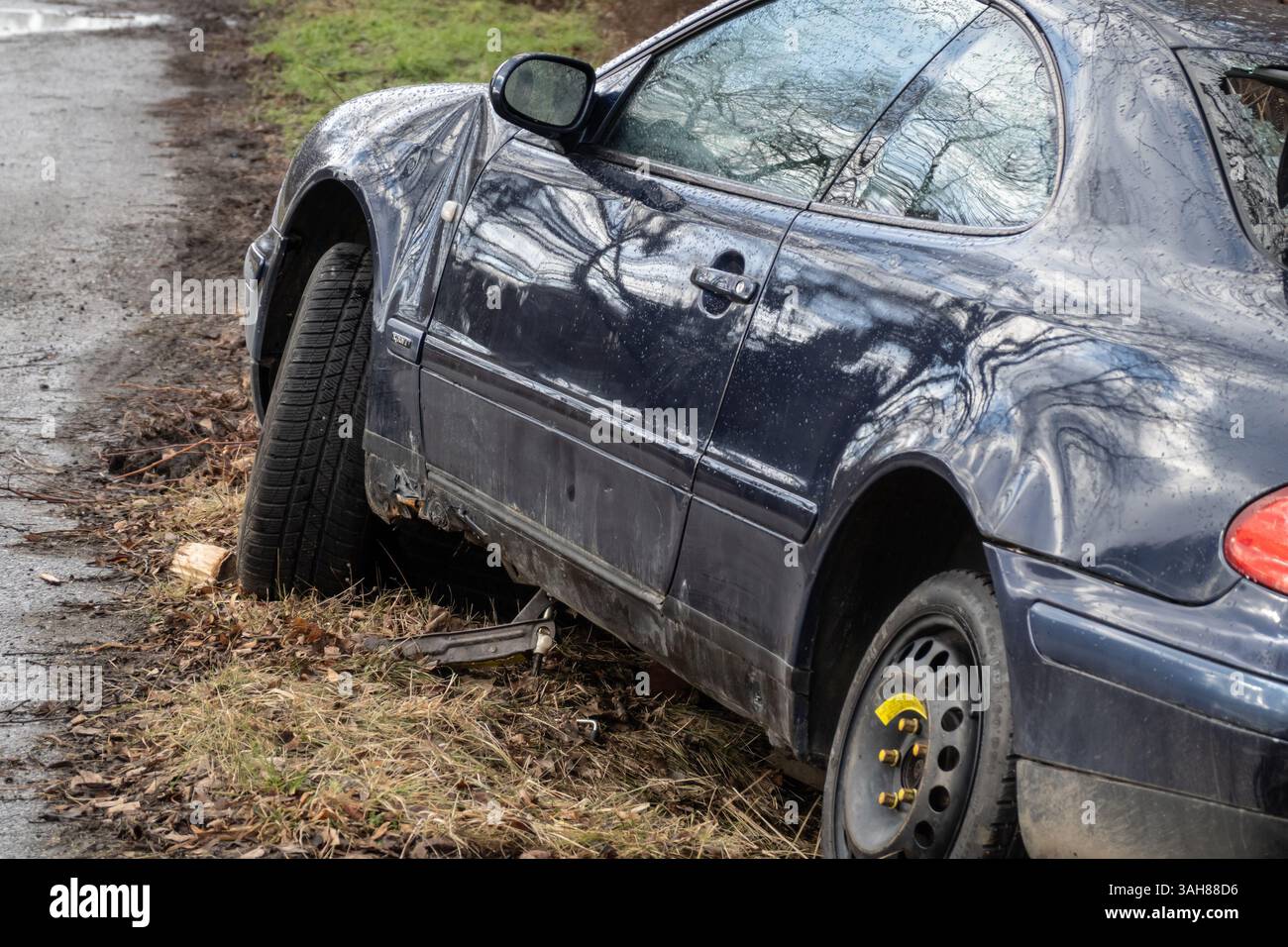 PETRVALD, TCHÉQUIE - 26 JANVIER 2024 : épave de Mercedes-Benz CLK Coupe W208 avec aile endommagée, vue de l'arrière gauche Banque D'Images