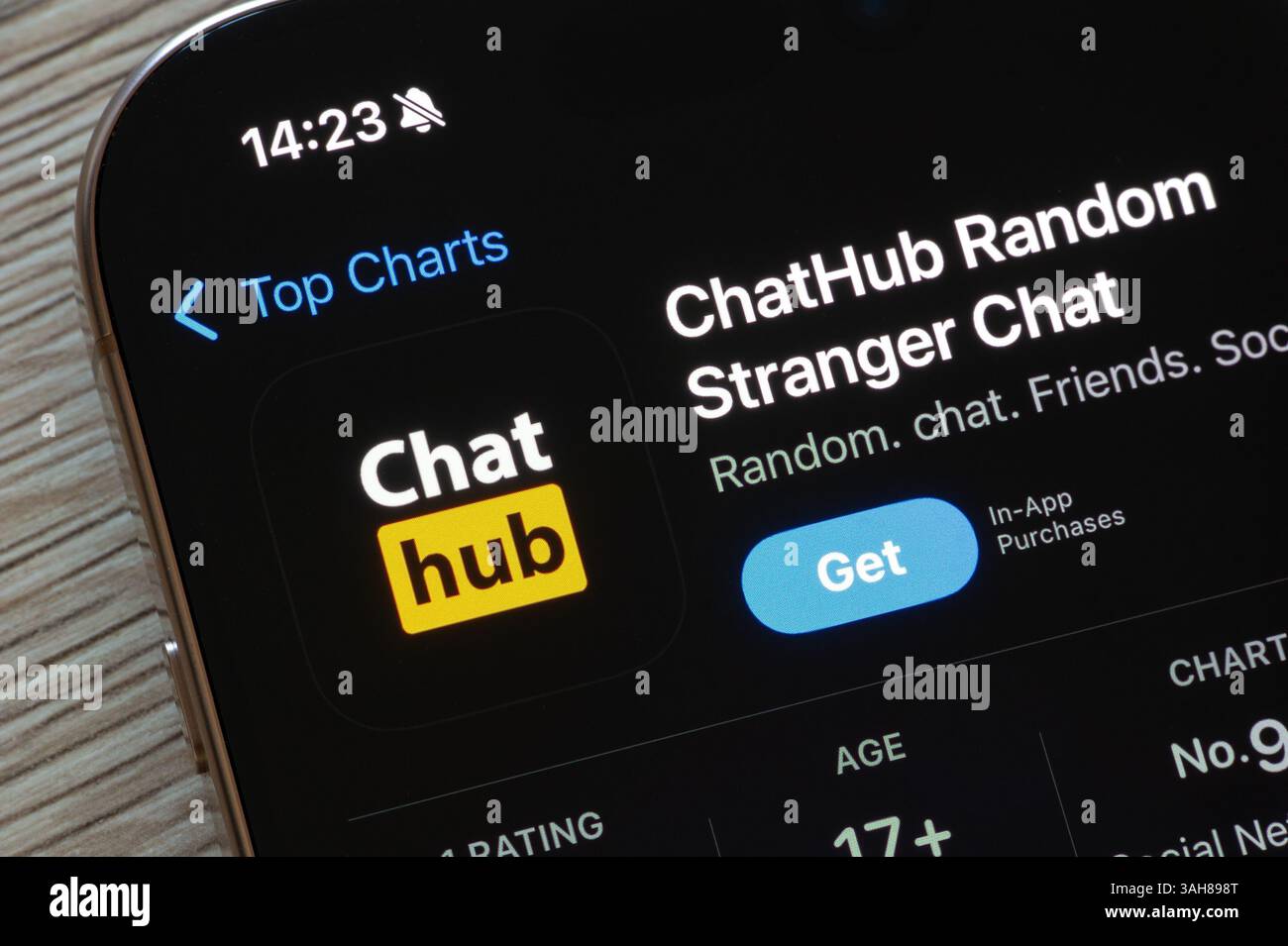 OSTRAVA, TCHÉQUIE - 23 NOVEMBRE 2024 : Apple App Store avec l'application mobile ChatHub Random Stranger Chat à installer sur iOS Banque D'Images