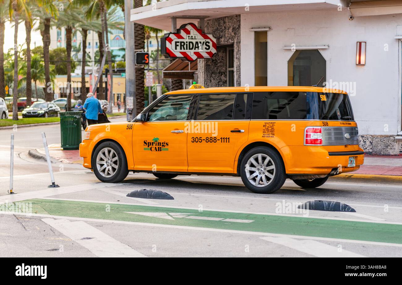 Miami, Floride, États-Unis - 17 novembre 2024 : Ford Flex Miami Beach taxi Springs Cab SUV multisegment. Taxi voiture de taxi de Ford Flex. Voiture de Ford Flex sur la route Banque D'Images