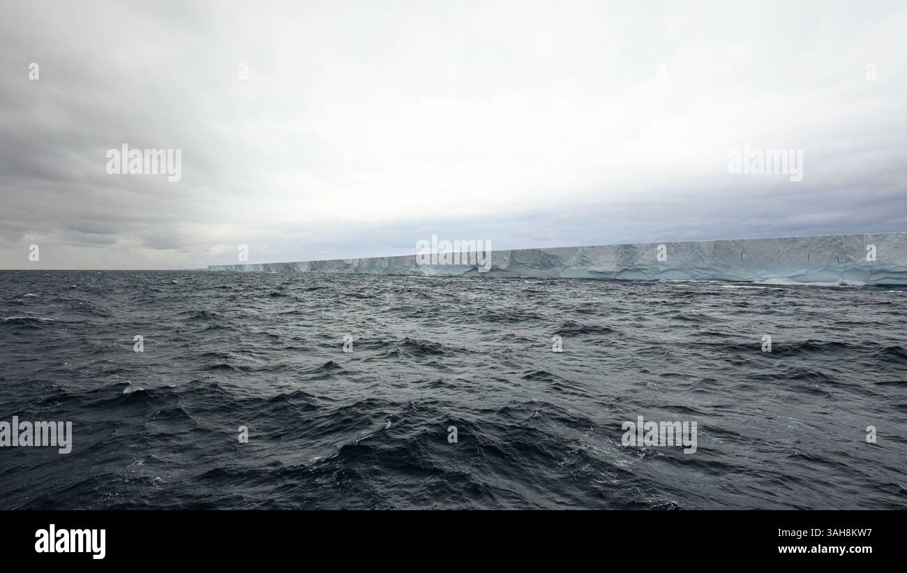 Un très grand iceberg tabulaire nommé A23B dans l'océan Atlantique Sud le 1er mars 2025. Banque D'Images