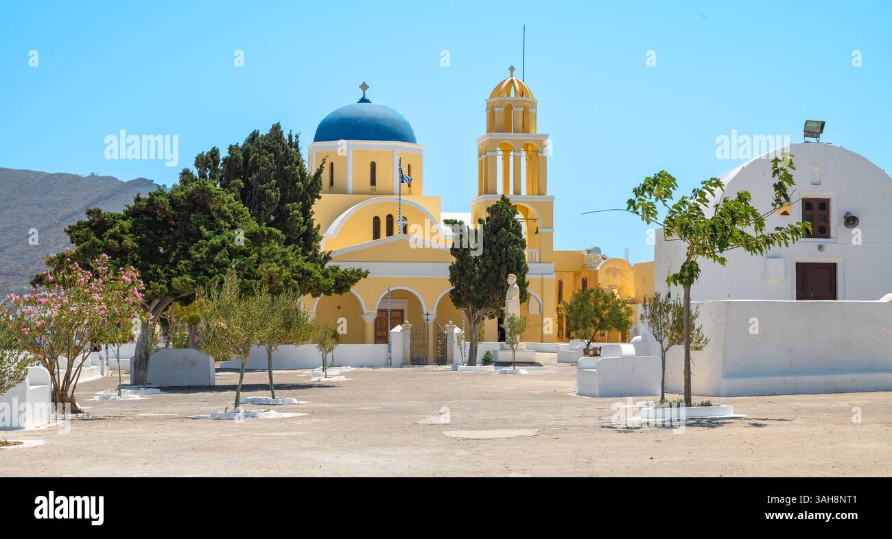 Église d'Agios Georgios à Oia, Grèce. Banque D'Images