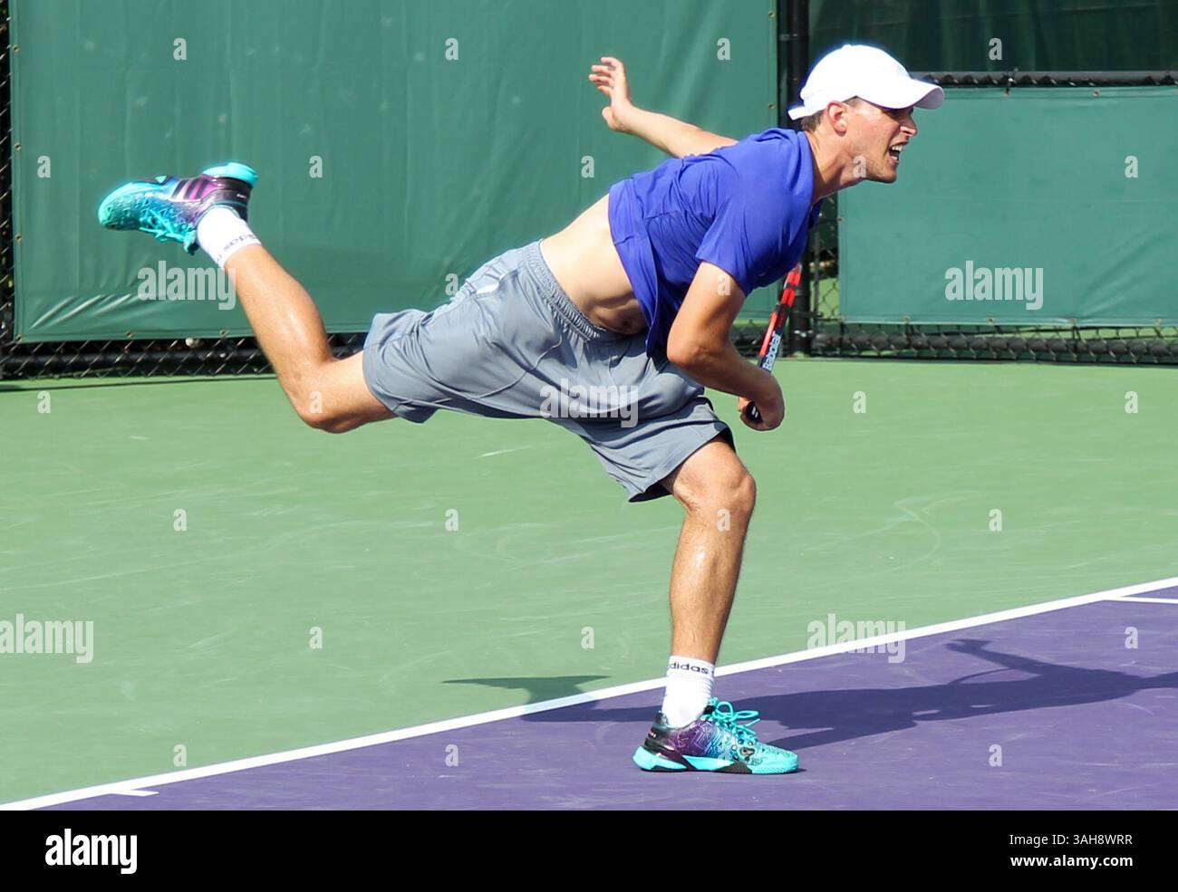 27 mars 2015 - Key Biscayne, Floride, États-Unis - KEY BISCAYNE, FL-Mar 27 : Dominic Thiem d'Autriche sert contre Feliciano Lopez (non représenté sur la photo) lors de la deuxième ronde de simples masculins pendant la cinquième journée de l'Open de Miami au Crandon Park Tennis Center. Thiem a gagné 7-6, 4-6, 6-3. (Crédit image : © Debby Wong/ZUMA Wire) Banque D'Images