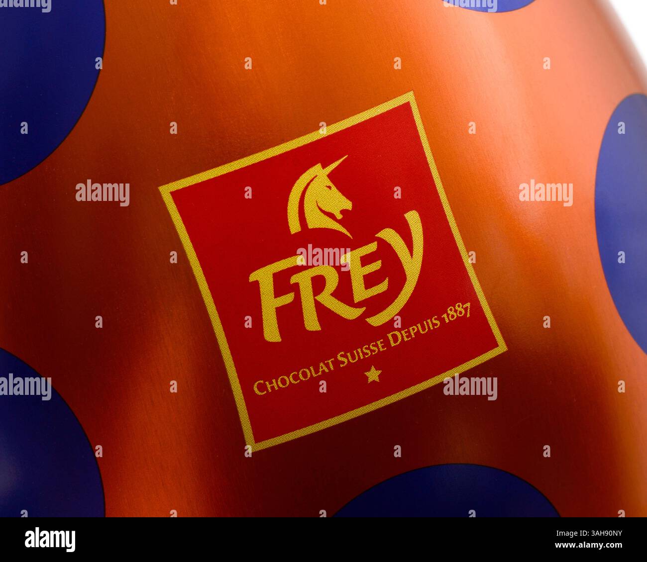 Emballage métallique d'oeufs en chocolat Frey en rouge et bleu rouillé, chocolats Suisse, chocolats Frey, logo de chocolat Frey Banque D'Images