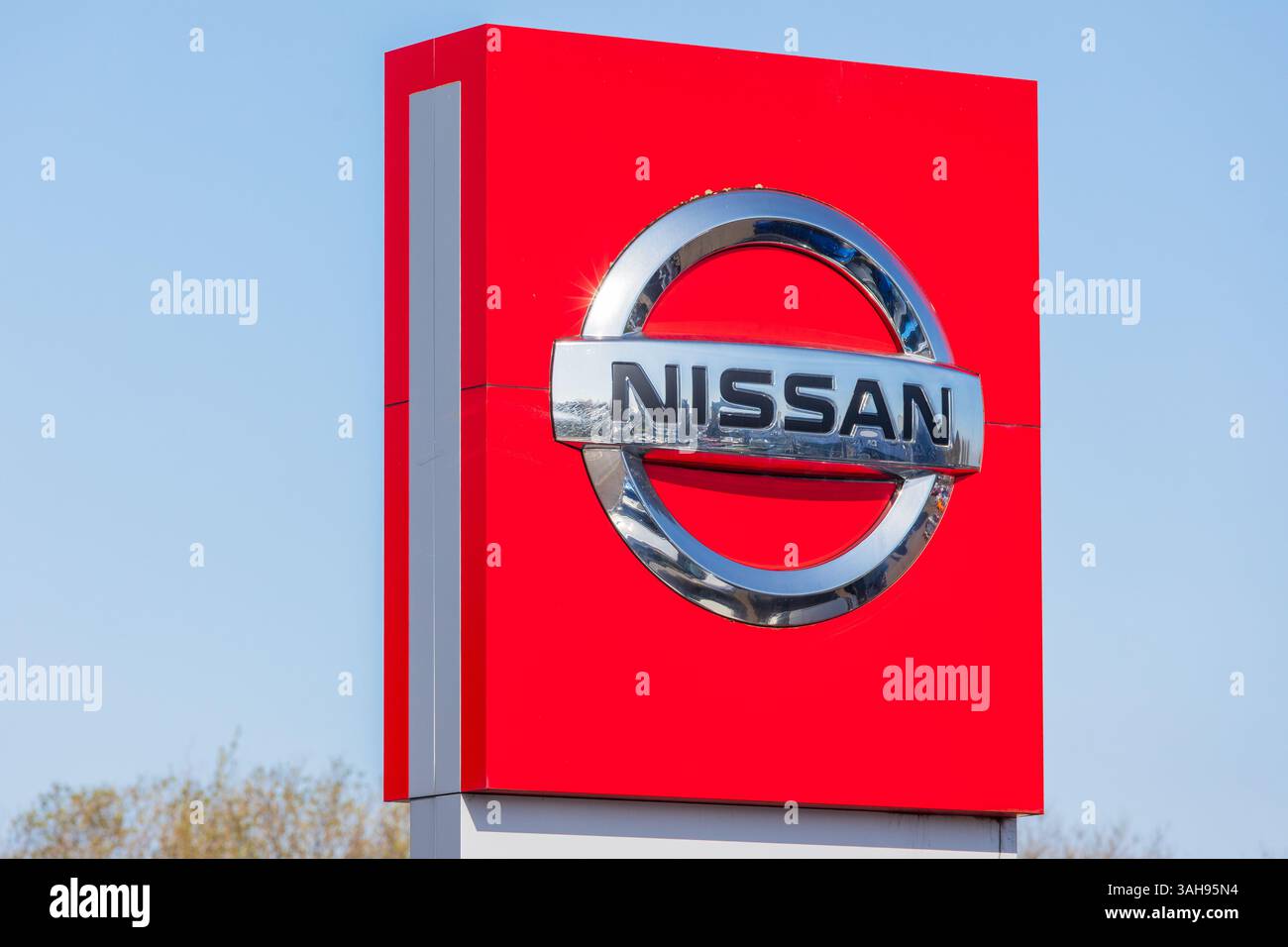 Signe logo pour les voitures Nissan, à l'extérieur d'une prise de courant Banque D'Images