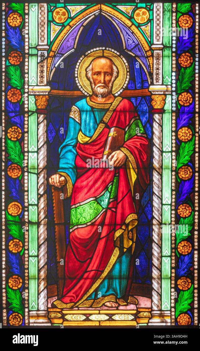 FLORENCE, ITALIE - 21 MARS 2025 : le produit Simon l'Apôtre dans le vitrail de l'église Chiesa di San Giuseppino par U. de Matteis (1865). Banque D'Images