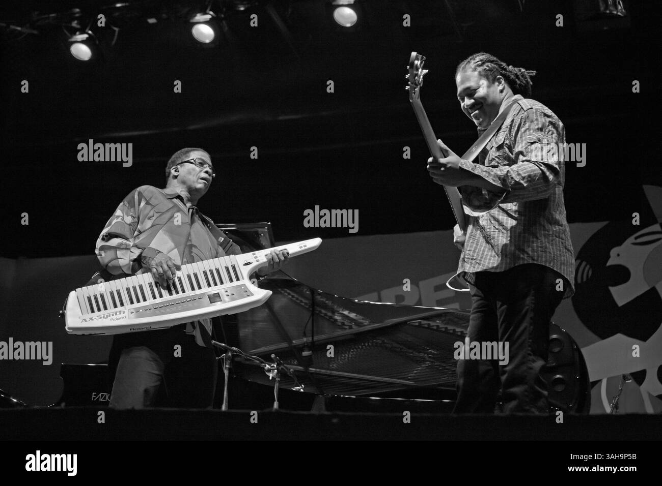 Genre JAMES joue de la basse avec Herbie Hancock sur le Jimmy Lyons Étape - 54ème festival de jazz de Monterey 2011 Banque D'Images
