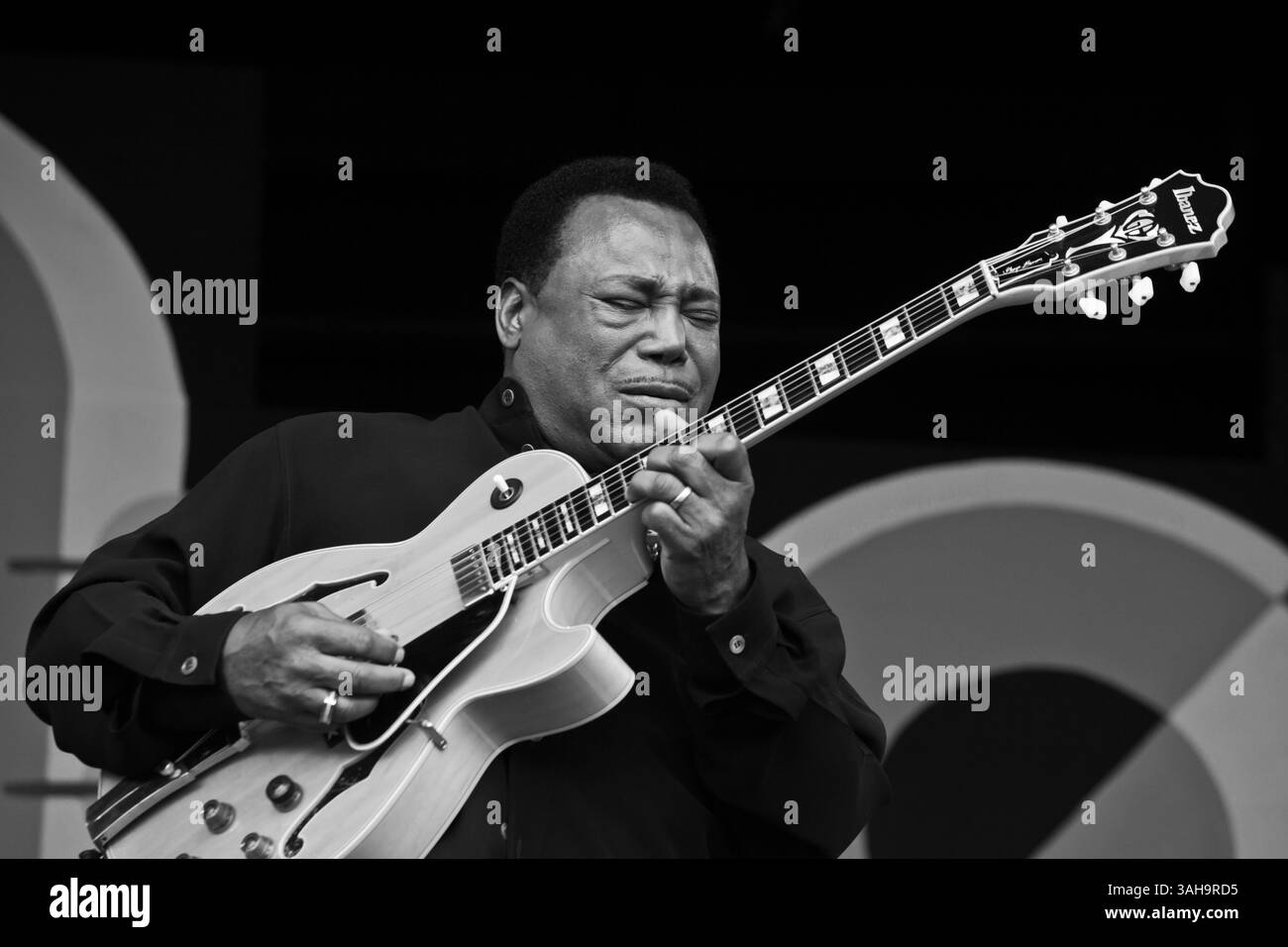 GEORGE BENSON préformes sur Jimmy Lyons la scène du Festival de Jazz de Monterey - Monterey, Californie Banque D'Images
