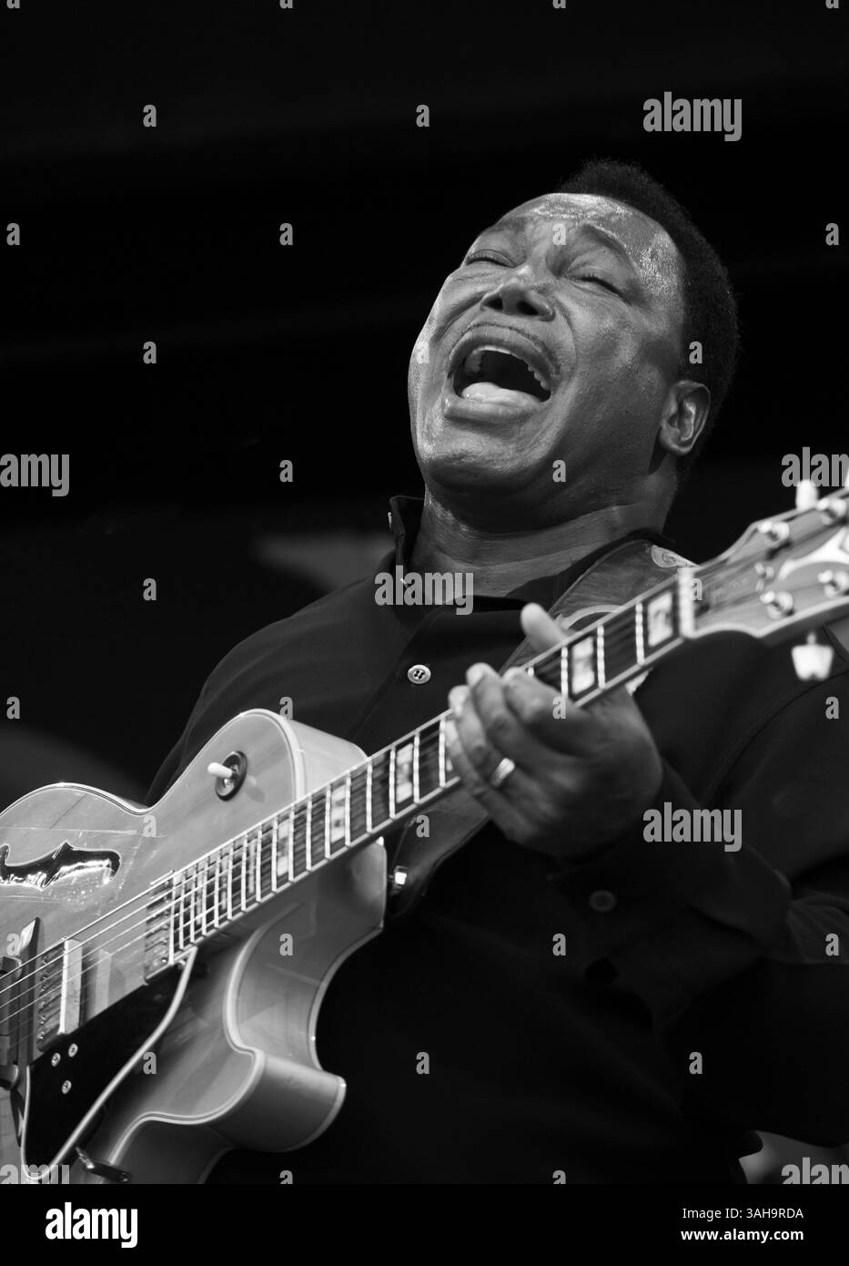 GEORGE BENSON préformes sur Jimmy Lyons la scène du Festival de Jazz de Monterey - Monterey, Californie Banque D'Images