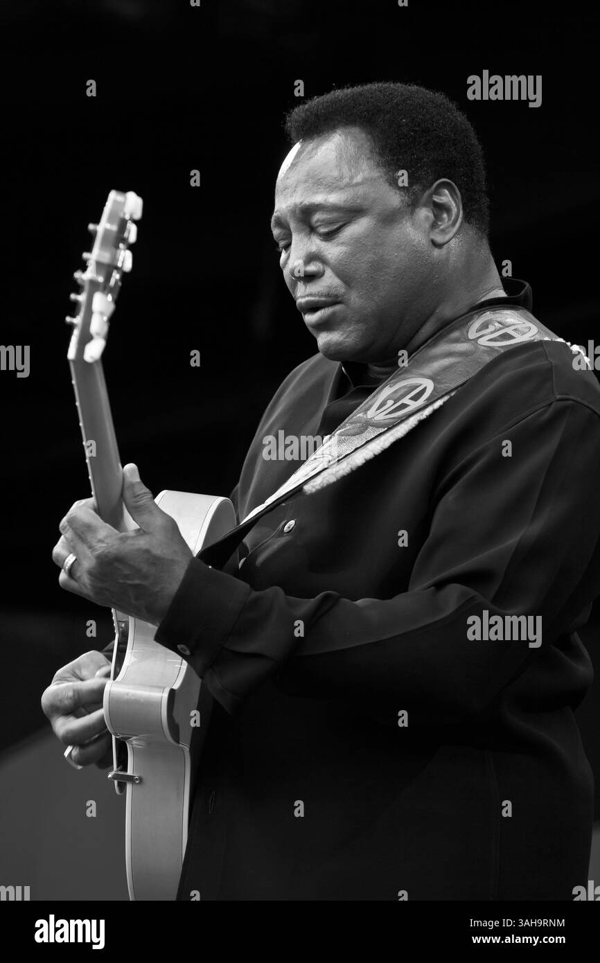 GEORGE BENSON préformes sur Jimmy Lyons la scène du Festival de Jazz de Monterey - Monterey, Californie Banque D'Images