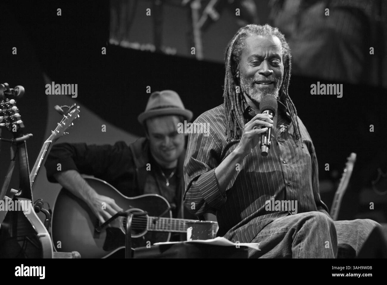 ARMAND HIRSCH joue de la guitare tandis que BOBBY MCFARRIN chante sur la scène Jimmy Lyons au Monterey Jazz Festival - MONTEREY, CALIFORNIE Banque D'Images