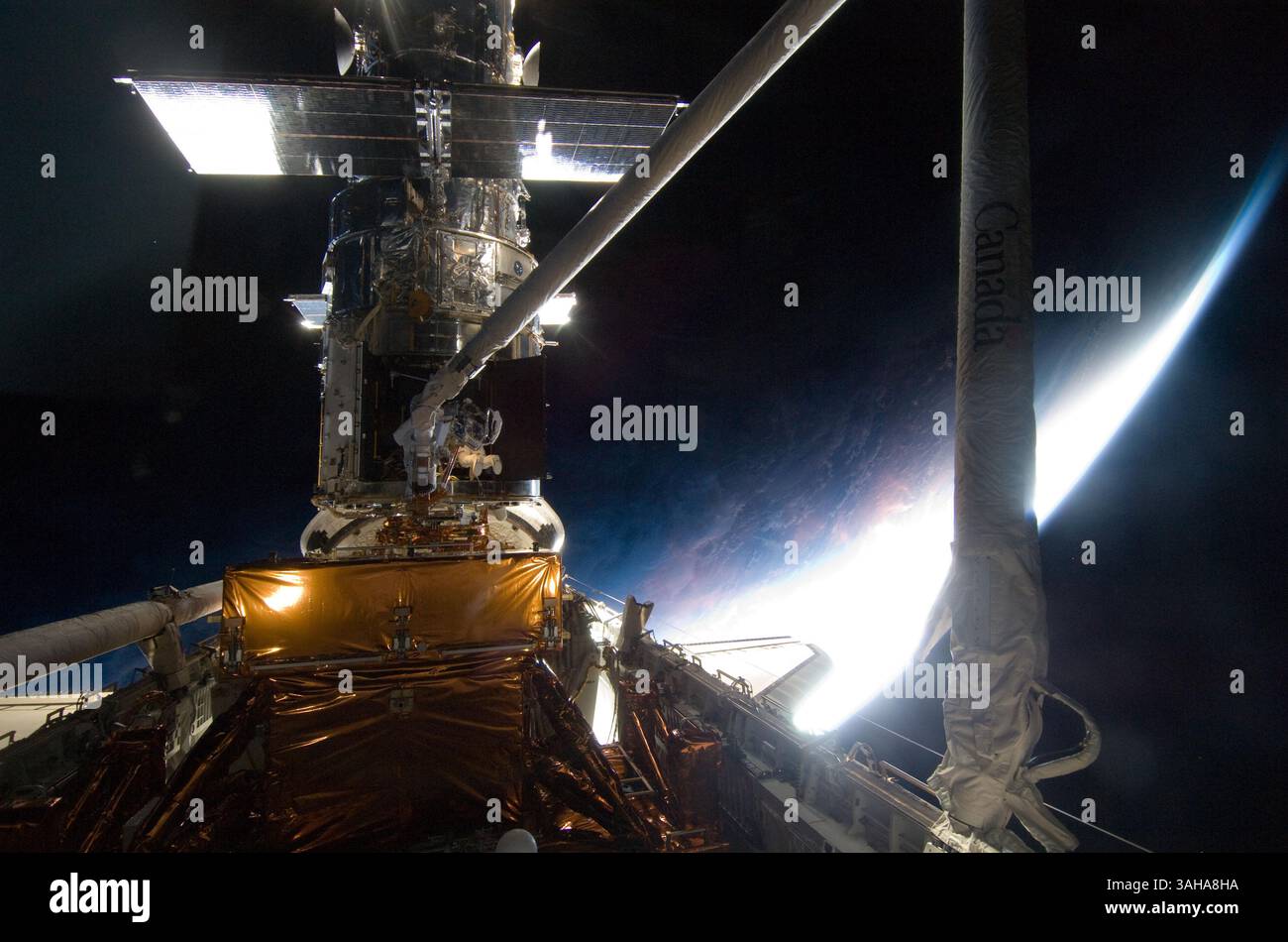 La brillante tapisserie de jeunes étoiles qui prennent vie ressemble à un feu d'artifice scintillant dans l'25 image du télescope spatial Hubble de la NASA pour commémorer un quart de siècle d'exploration du système solaire et au-delà depuis son lancement le 24 avril 1990.'Hubble a complètement transformé notre vision de l'univers'', a déclaré John Grunsfeld, astronaute et administrateur associé de la Direction de la mission scientifique de la NASA. « Cette vue de feux d'artifice étoilés et de gaz incandescent est une image digne de notre célébration de 25 ans d'étonnante science Hubble. 'La pièce maîtresse étincelante de l'anniver d'argent de Hubble Banque D'Images