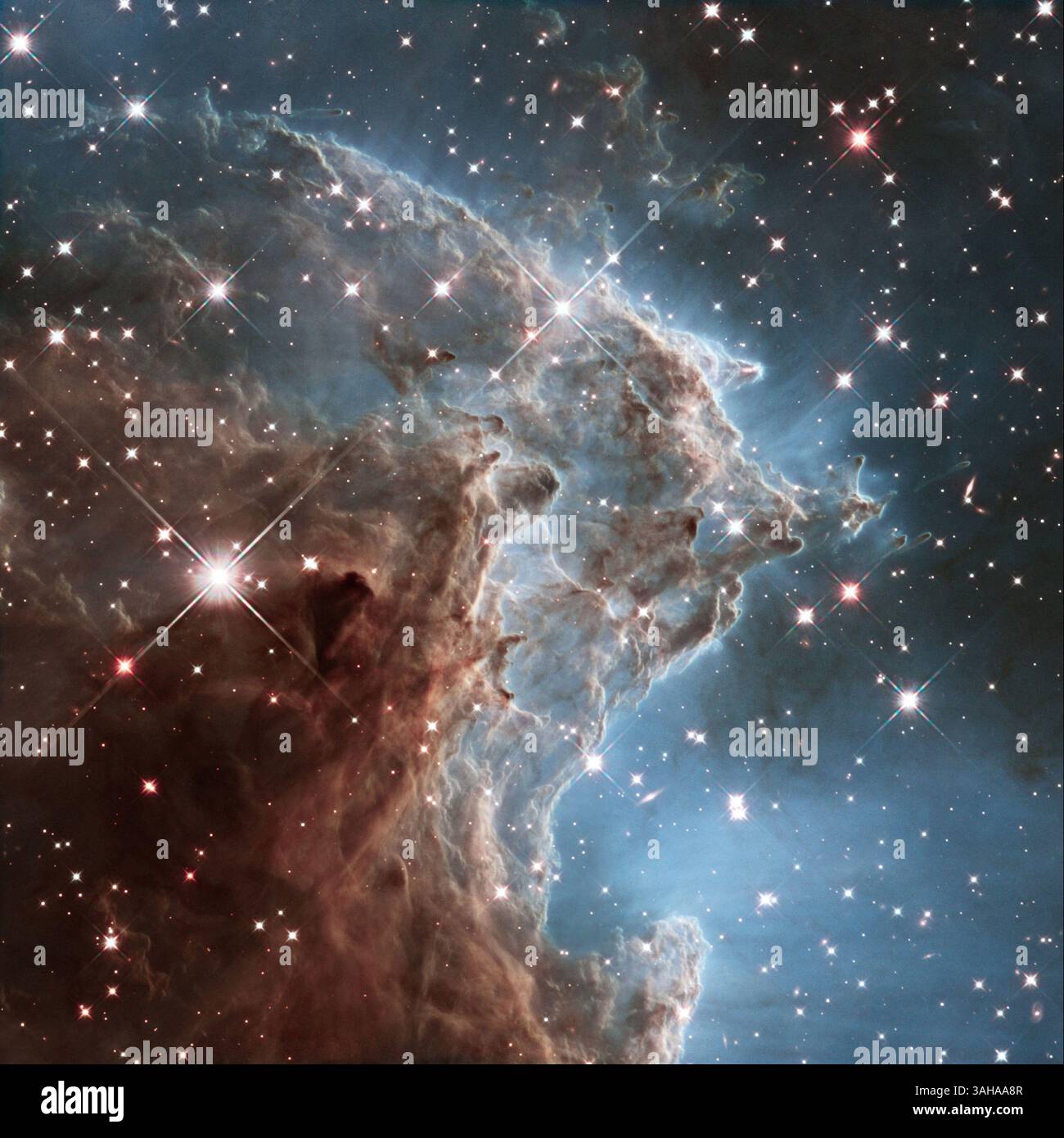 La brillante tapisserie de jeunes étoiles qui prennent vie ressemble à un feu d'artifice scintillant dans l'25 image du télescope spatial Hubble de la NASA pour commémorer un quart de siècle d'exploration du système solaire et au-delà depuis son lancement le 24 avril 1990.'Hubble a complètement transformé notre vision de l'univers'', a déclaré John Grunsfeld, astronaute et administrateur associé de la Direction de la mission scientifique de la NASA. « Cette vue de feux d'artifice étoilés et de gaz incandescent est une image digne de notre célébration de 25 ans d'étonnante science Hubble. 'La pièce maîtresse étincelante de l'anniver d'argent de Hubble Banque D'Images