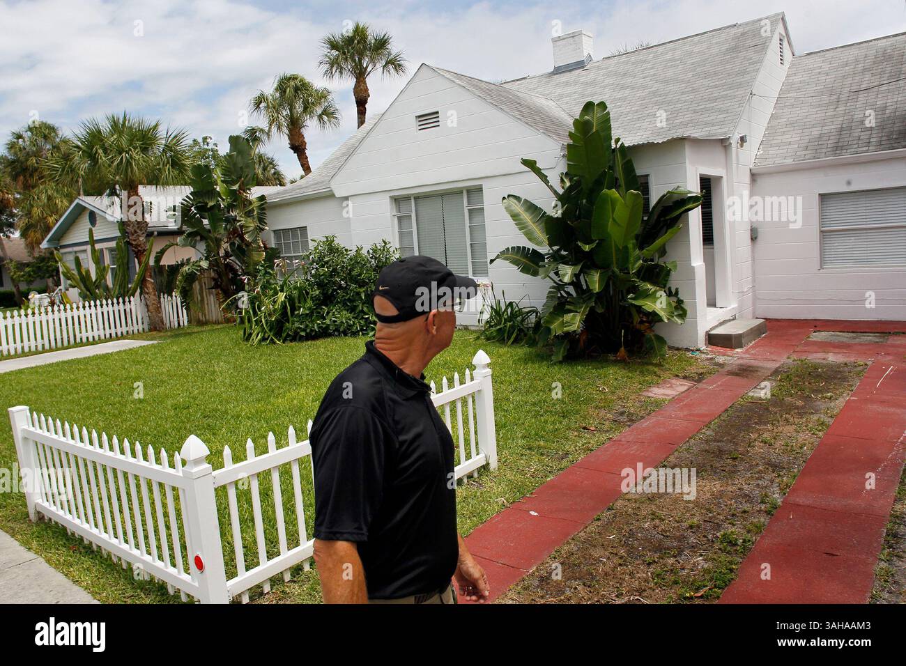 23 avril 2015 - Clearwater Beach, Floride, États-Unis - JIM DAMASKE | Times. Steve Curtis, résident de Clearwater Beach, passe devant cette maison sur Mandalay dans le quartier de North Clearwater Beach qui a été cité et condamné à une amende par l'application du code de Clearwater pour des locations à court terme. Curtis fait partie d'un réseau lâche de résidents fatigués de Clearwater Beach qui prennent les choses en main, se regroupent pour surveiller leurs propres quartiers et donner des conseils aux autorités. Pour la première fois, les contrevenants locaux font face à de lourdes amendes. - Pinellas Beach villes comme Clearwater, composé Pete Beach et Banque D'Images