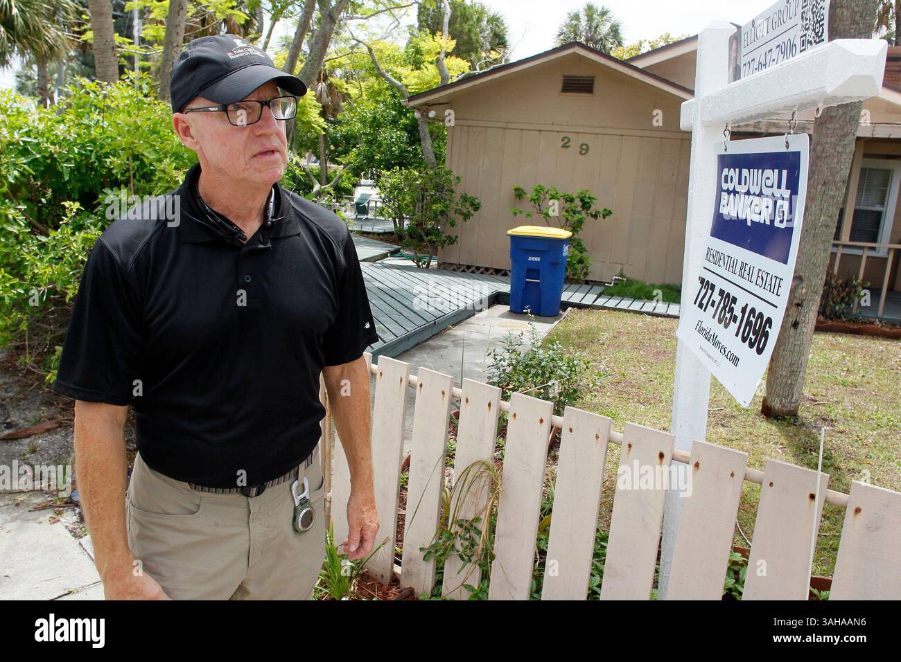 23 avril 2015 - Clearwater Beach, Floride, États-Unis - JIM DAMASKE | Times. Steve Curtis, résident de Clearwater Beach, marche devant cette maison sur Acacia dans le quartier de North Clearwater Beach qui a été cité par l'application du code de Clearwater pour la location à court terme. Curtis fait partie d'un réseau lâche de résidents fatigués de Clearwater Beach qui prennent les choses en main, se regroupent pour surveiller leurs propres quartiers et donner des conseils aux autorités. Pour la première fois, les contrevenants locaux font face à de lourdes amendes. - Pinellas Beach villes comme Clearwater, composé Pete Beach et Madeira Beach a Banque D'Images