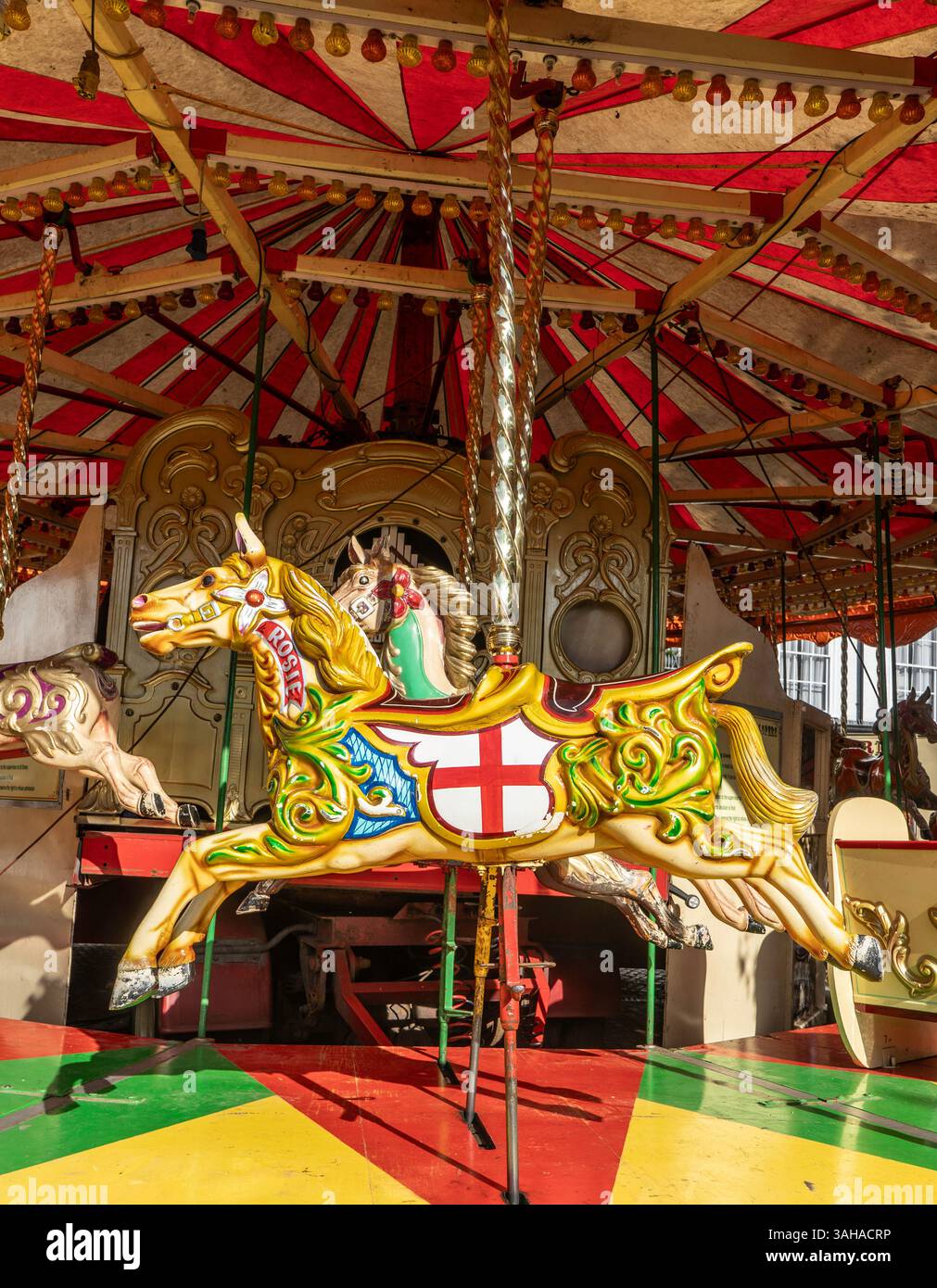 Jumping Merry-Go-Round Horse dans un champ de foire à Abingdon-on-Thames, Oxfordshire Banque D'Images
