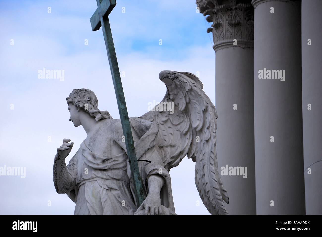 Gros plan d'une statue d'ange en marbre blanc avec une croix devant Karlskirche, église Charles, cathédrale catholique à Vienne, Autriche Banque D'Images