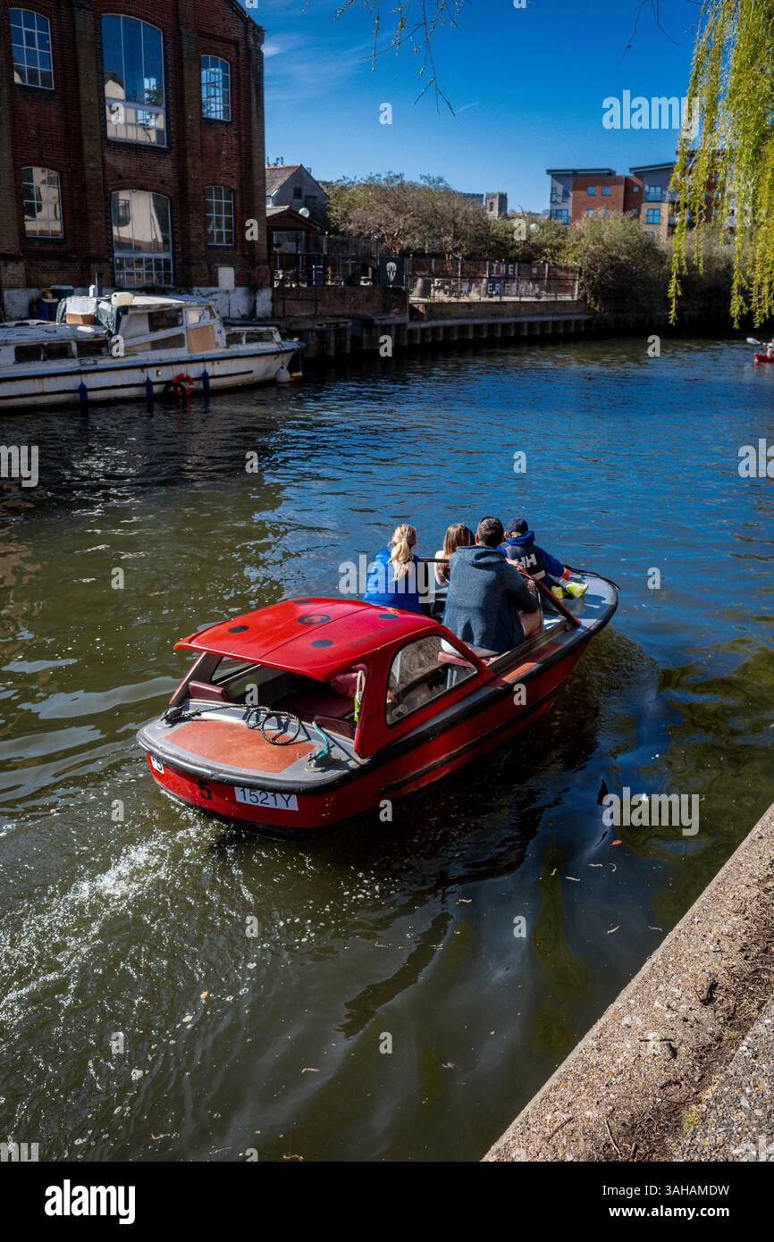 Croisière en bateau de plaisance sur la rivière Wensum Norwich. Bateau auto-loué sur la rivière Wensum dans le centre de Norwich Royaume-Uni. Tourisme Norwich. Bishy Barney Boats Norwich. Banque D'Images